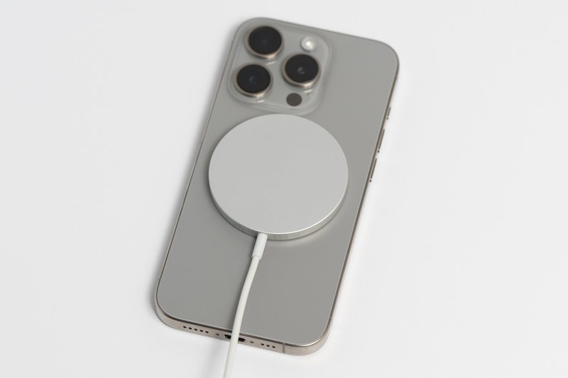 Apple MagSafe充電器でiPhone 15 Proを充電
