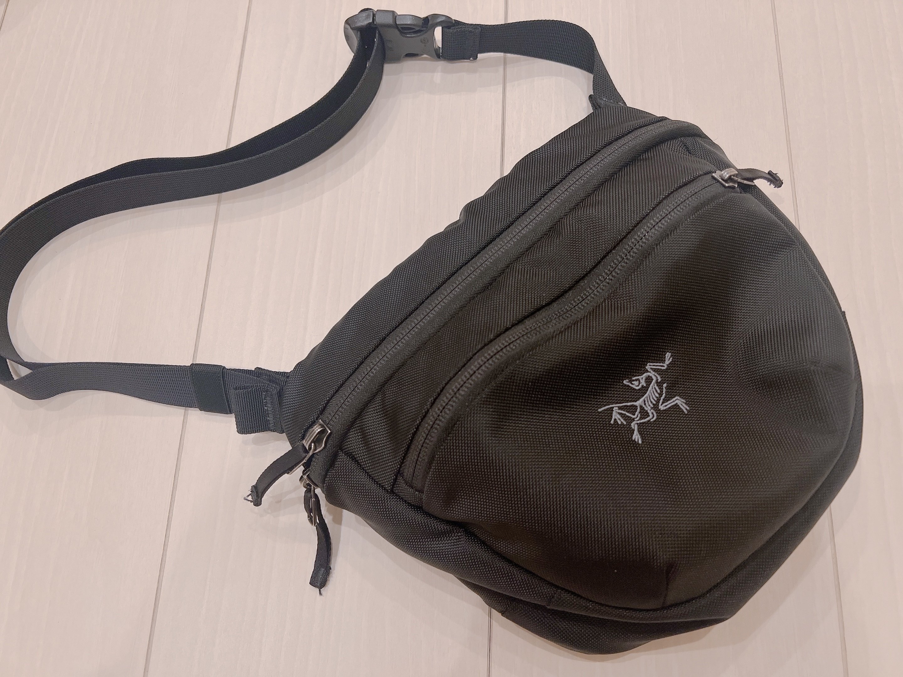 vaundyショルダーバッグ ボディ サコッシュ 黒 タレントグッズ リアル