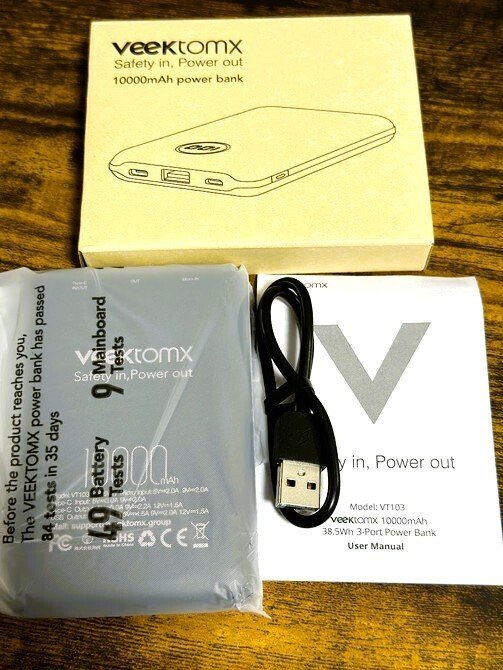 薄くて軽量ながら10000mAh、3ポート搭載、LEDディスプレイも付いた