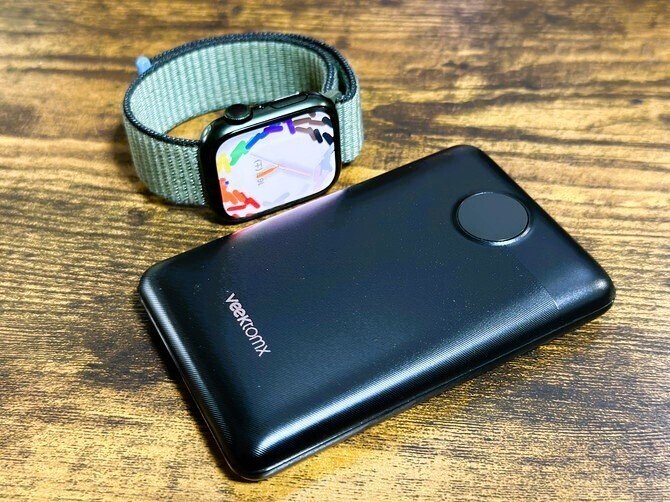 薄くて軽量ながら10000mAh、3ポート搭載、LEDディスプレイも付いた