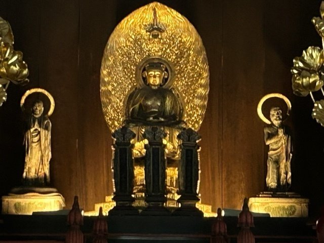 お釈迦様坐像 本尊である「釈迦如来坐像」と寺宝の「十一面観音菩薩坐像」が建