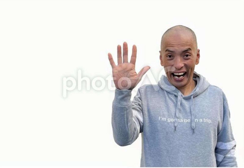笑顔で挙手する日本人男性モデルの画像