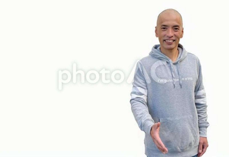 笑顔で握手を求める日本人男性モデルの画像