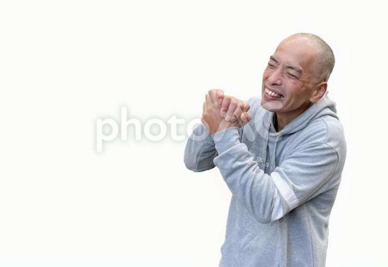手を握ってゴキゲンな日本人男性モデルの画像