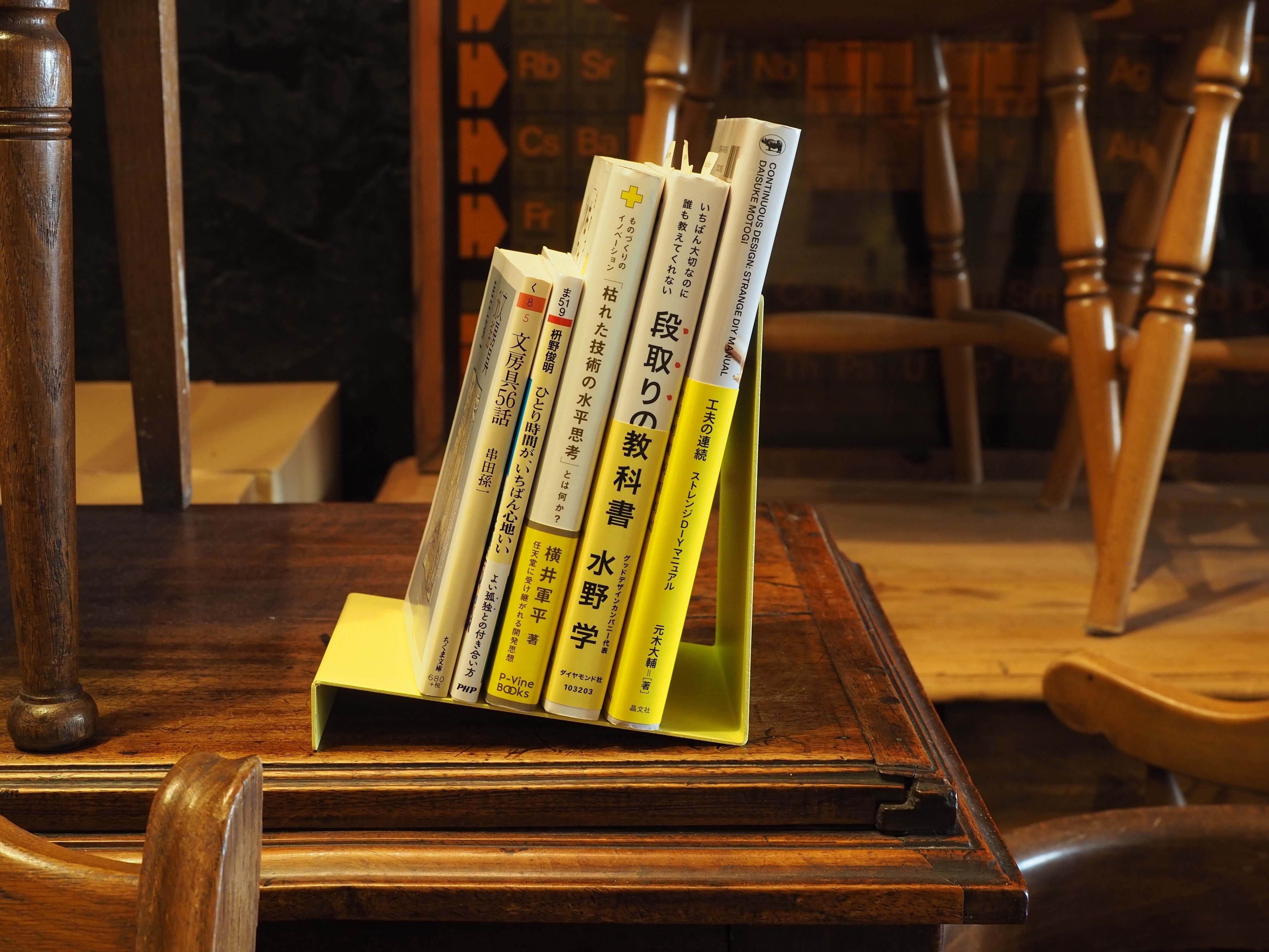 N」の形が生む安定感 「ブック＆ディスプレイスタンド」が使いやす