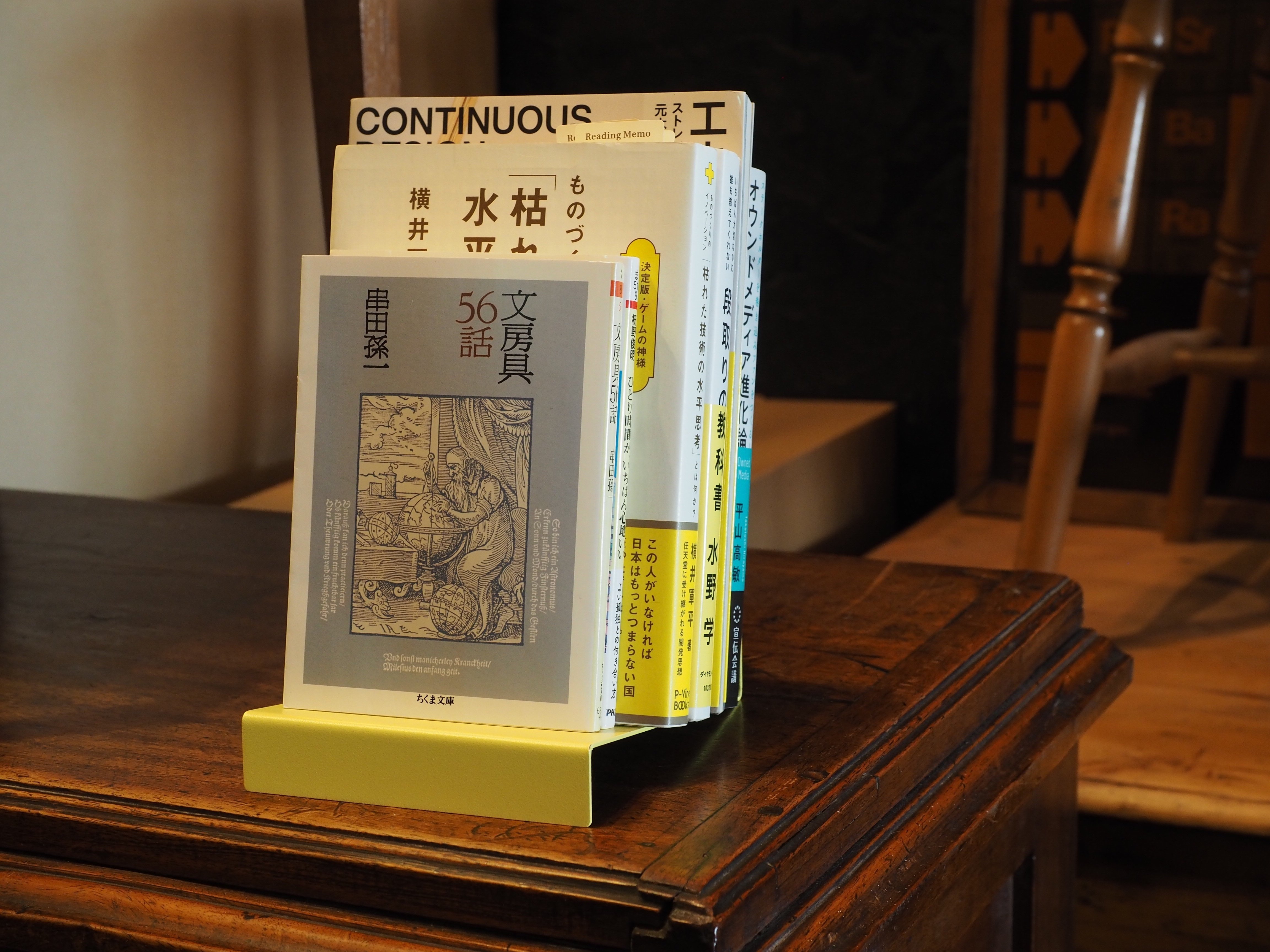 N」の形が生む安定感 「ブック＆ディスプレイスタンド」が使いやす