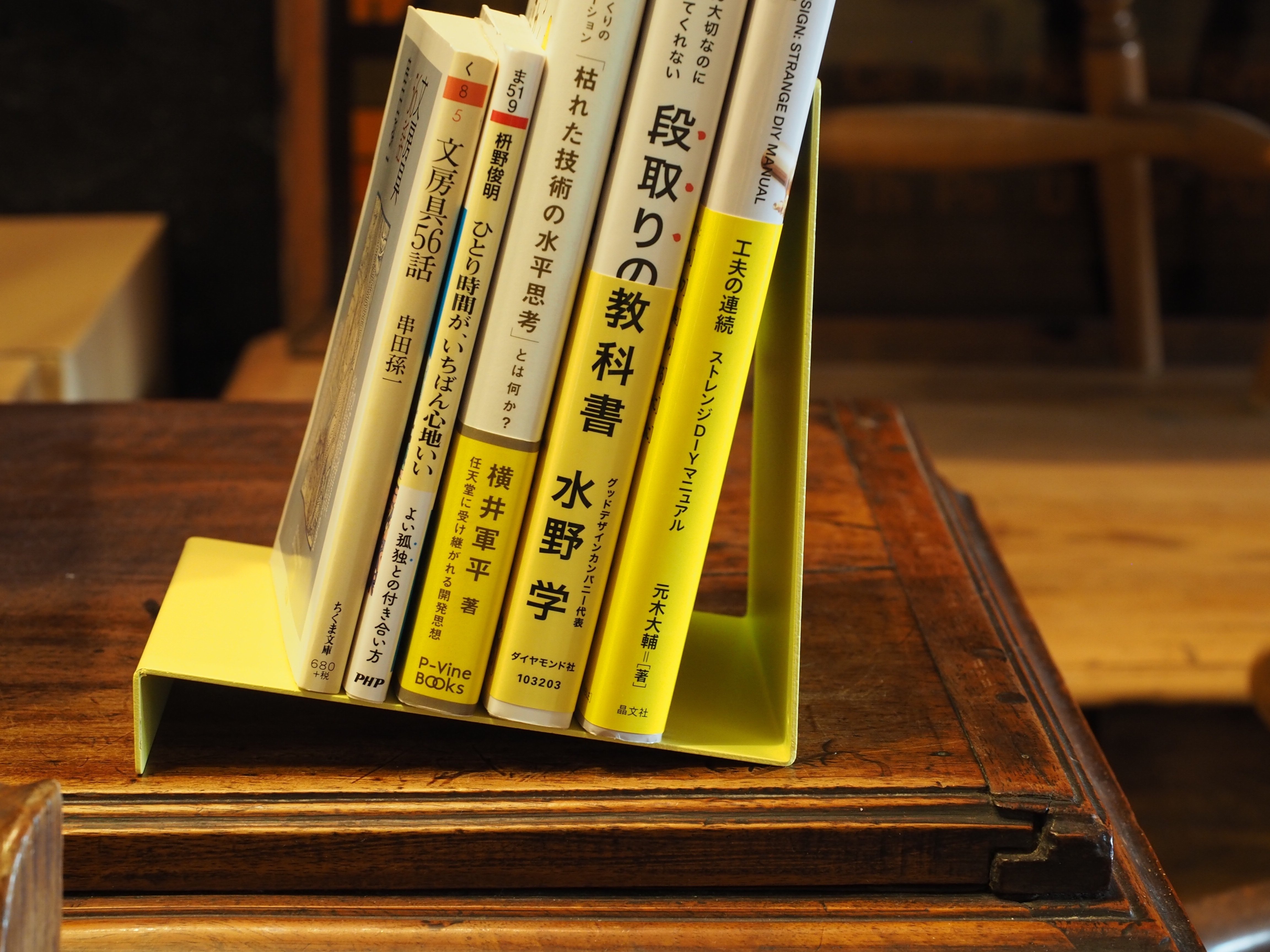 N」の形が生む安定感 「ブック＆ディスプレイスタンド」が使いやす