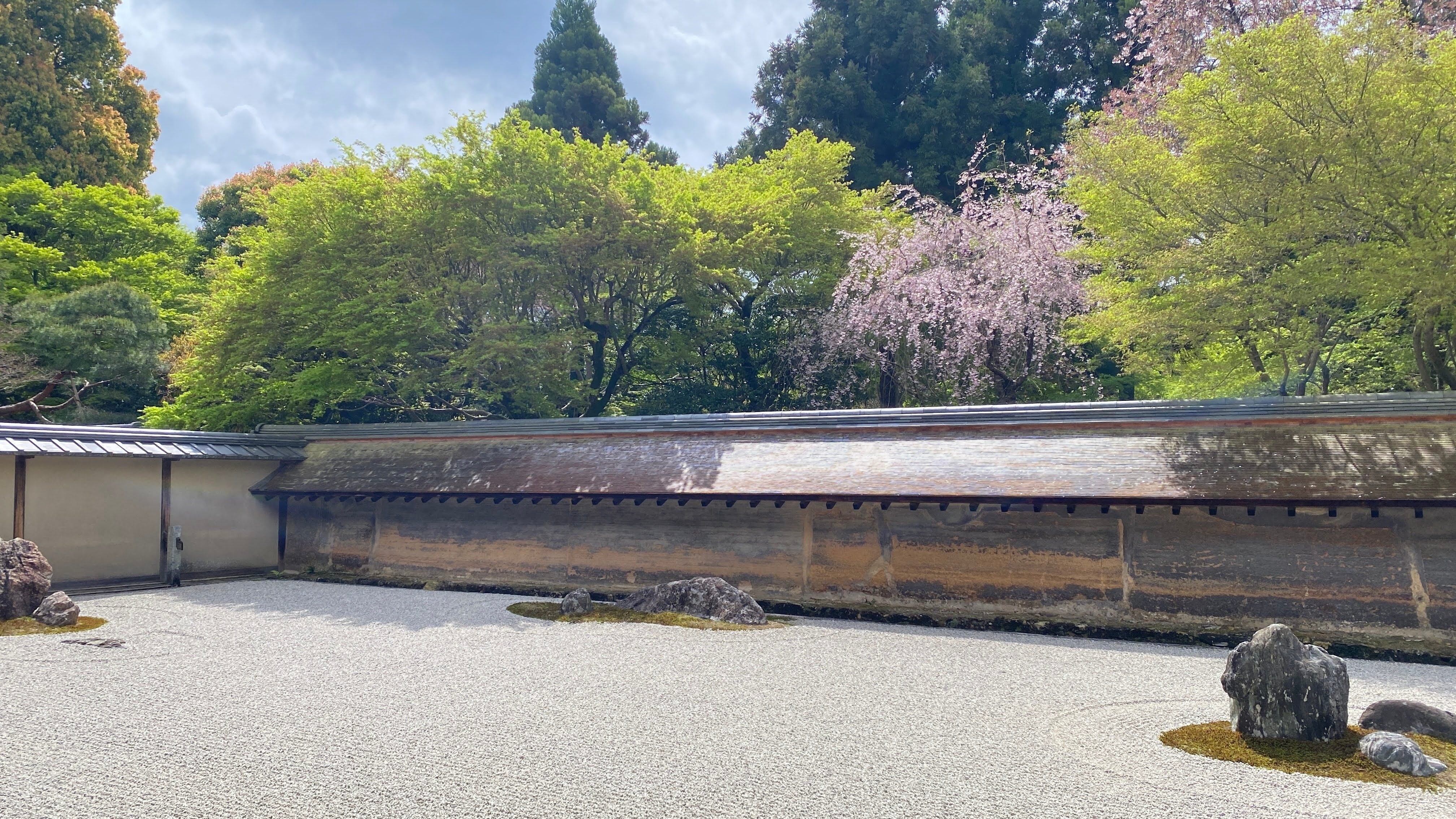 京都時間.jp】第20回 禅の心 石の芸術：龍安寺庭園の深遠な世界