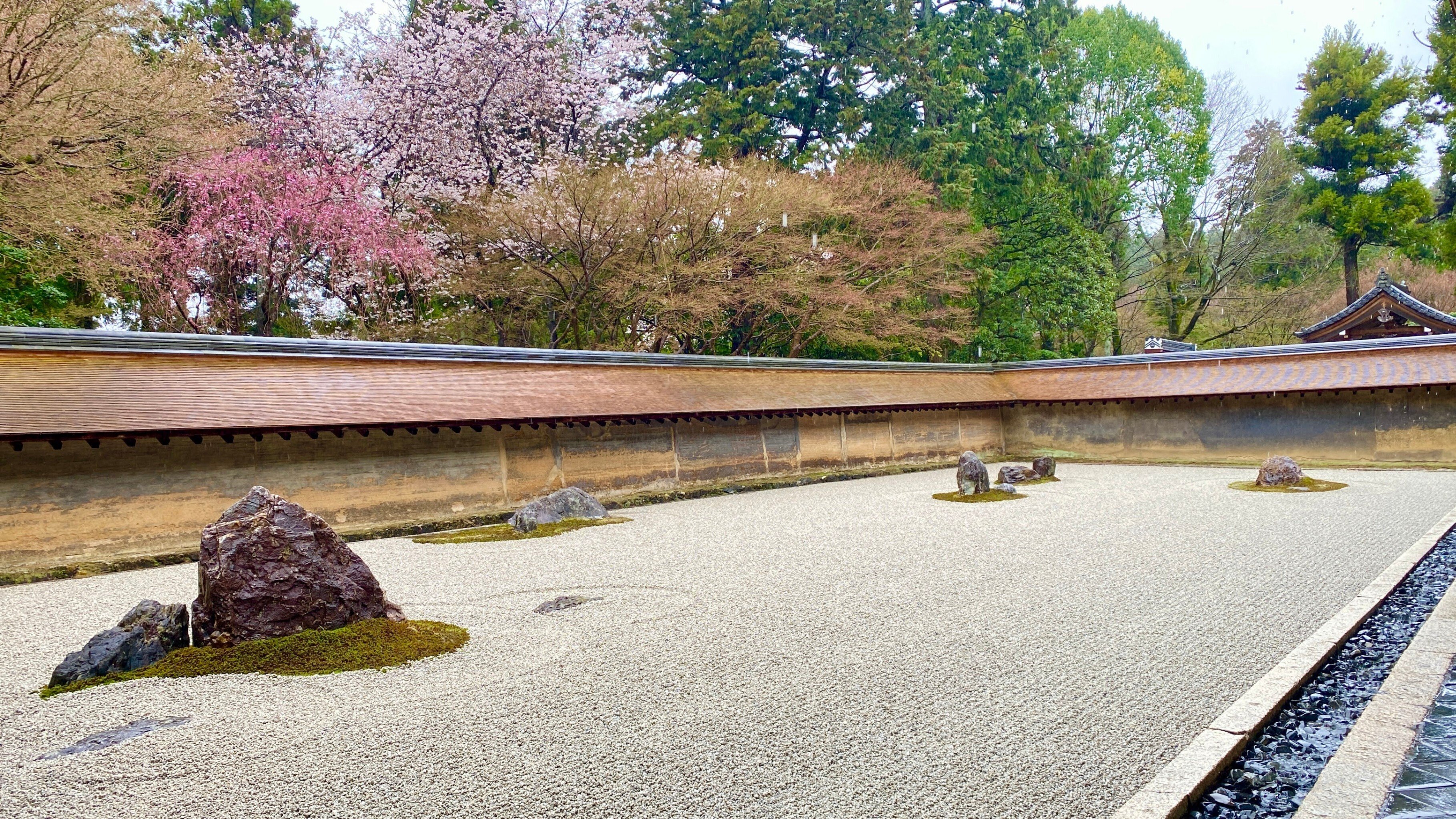 京都時間.jp】第20回 禅の心 石の芸術：龍安寺庭園の深遠な世界