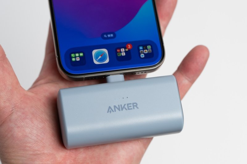 Anker Nano Power Bank (22.5W, Built-In USB-C Connector)を手持している様子
