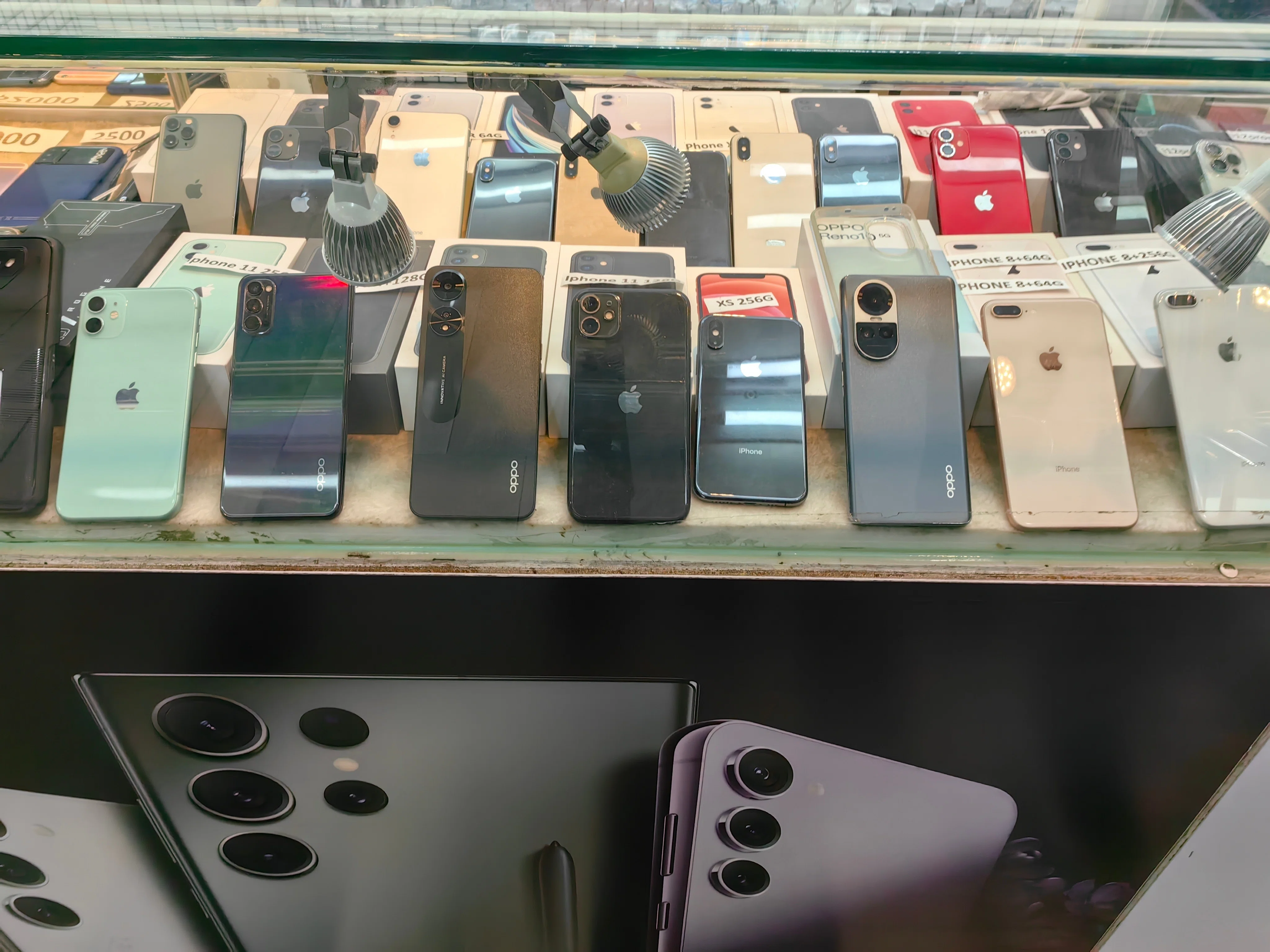 台中 東協廣場の中古スマホ売り場を満喫、両面スマホゲット｜山根康宏