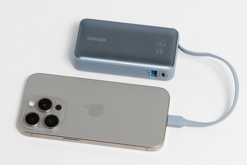 Anker Nano Power Bank (30W, Built-In USB-C Cable)でiPhone 15 Proを充電