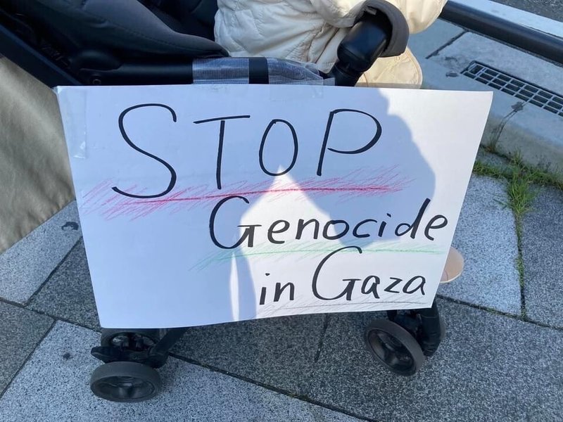 STOP Genocide in Gazaと書いたプラカード