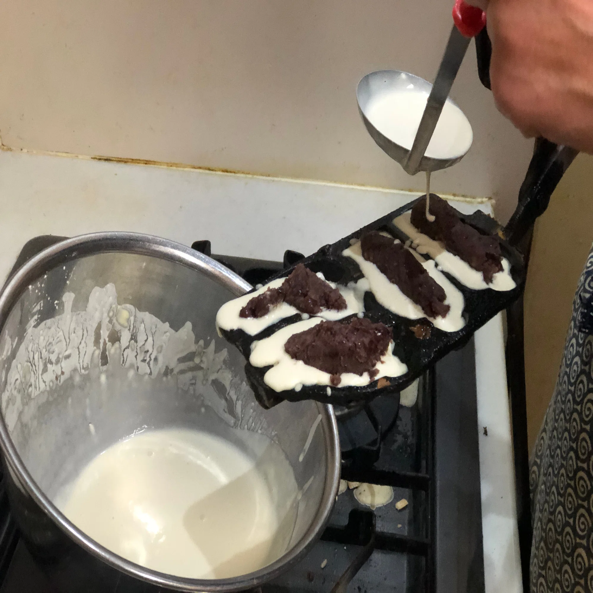 肉弾三勇士を称える1932年の大騒ぎー当時を今に伝える菓子型で90年前の 