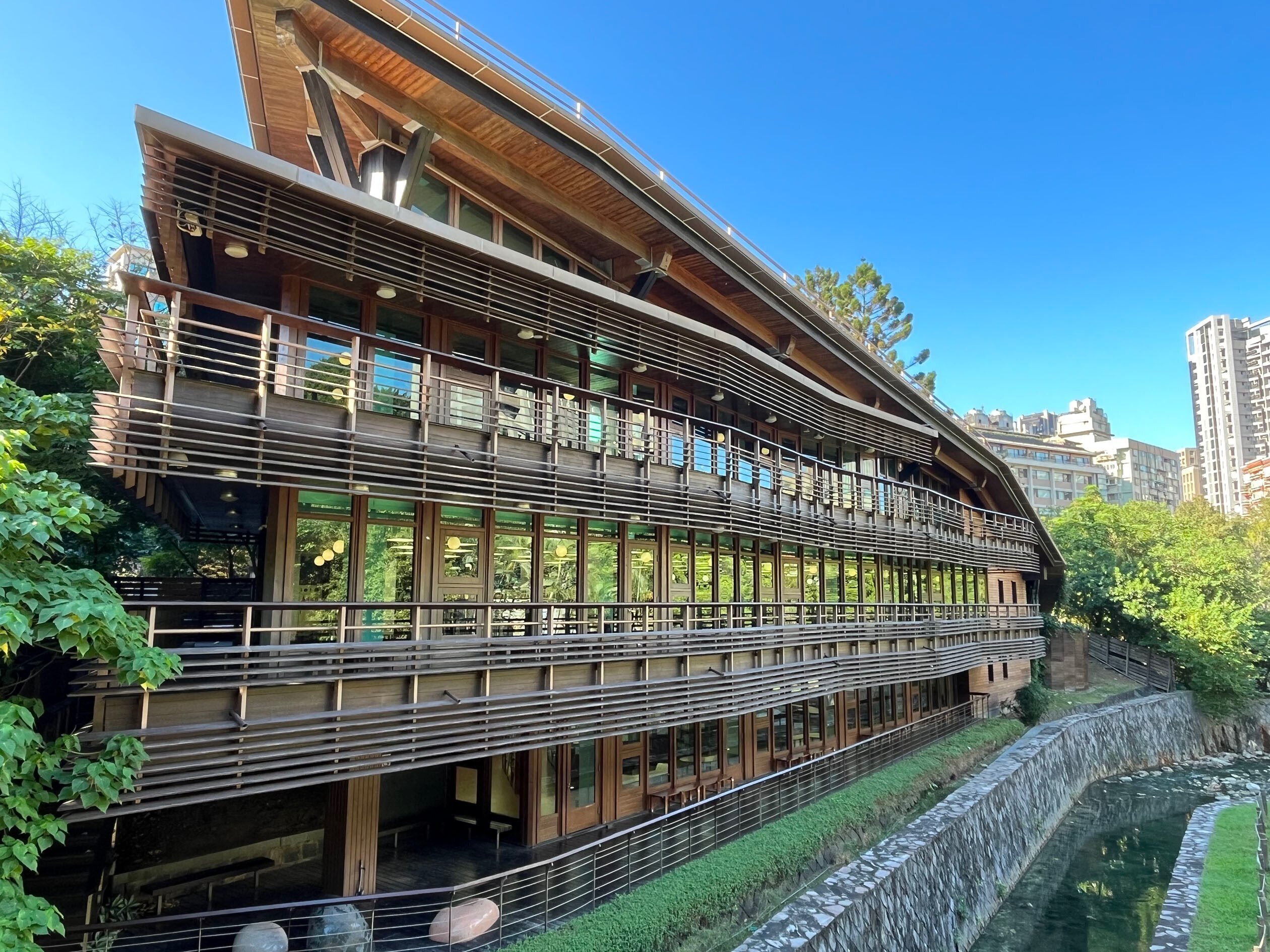 建築】街中なのに森の中のような台北市立図書館北投分館（九典聯合建築