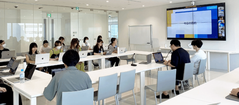 実際にDesigner All Handsが開催されている東京オフィスの様子の写真。全員がそれぞれの拠点のオフィスに集まって参加し、Zoom上でオフィス間を中継している。