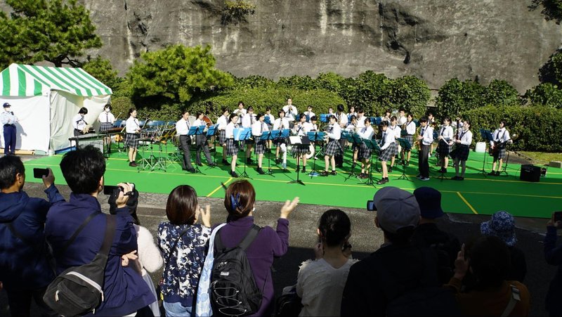横須賀矯正展のステージで演奏する地域の学生の吹奏楽団