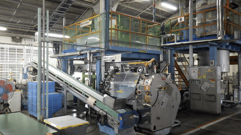 ブルースティック製造工場の機械（写真提供：横須賀刑務支所）