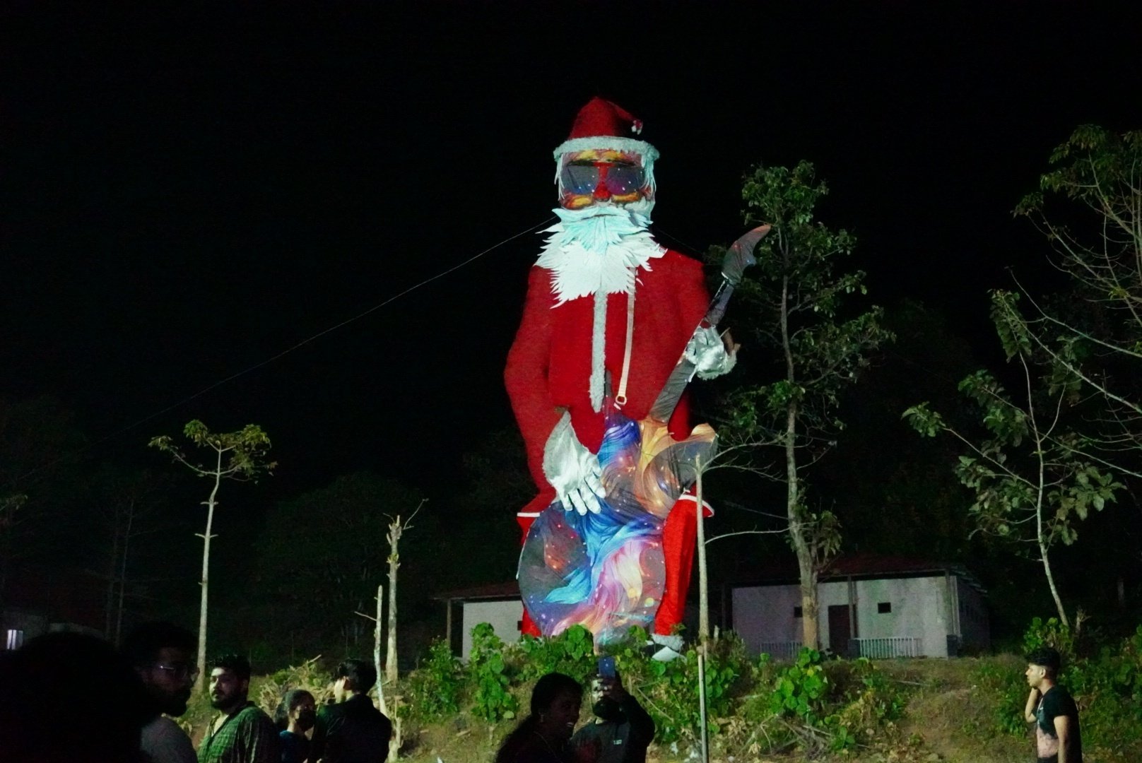 インドで年越ししたらファンキーなサンタが燃えた ＃インド18日目