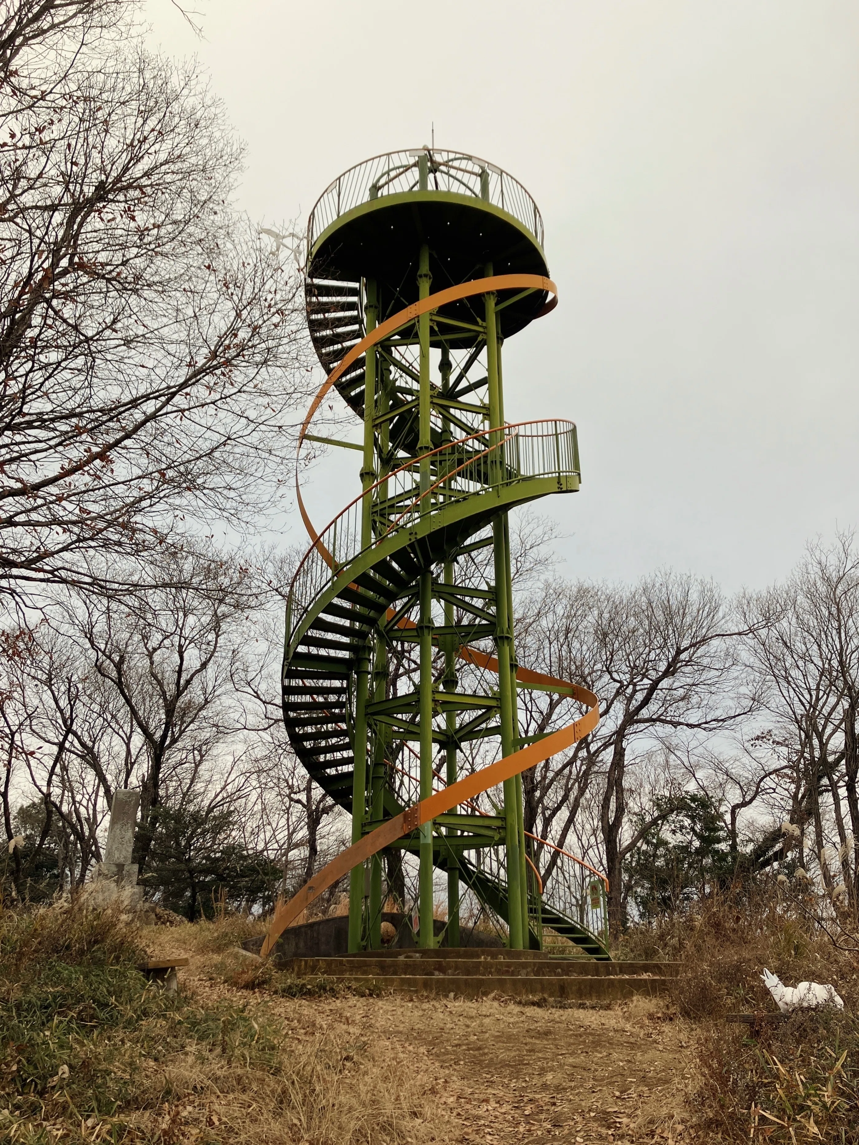 鳶尾山観光展望台の螺旋階段（神奈川県厚木市）｜階段が好き