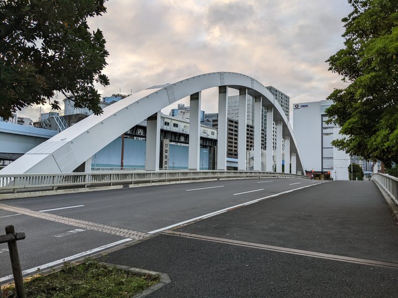東京都港区海岸に架かるアーチ橋。　新年一発目に持ってきたのは個人的に大好きな単弦ローゼ橋なのもあるけど、何よりその名前。　わざわざ珍しい単弦ローゼ構造にしただけあり視界が開けていて眺めは良好。　港湾地帯なのもあって通行人は多くないのも良い。