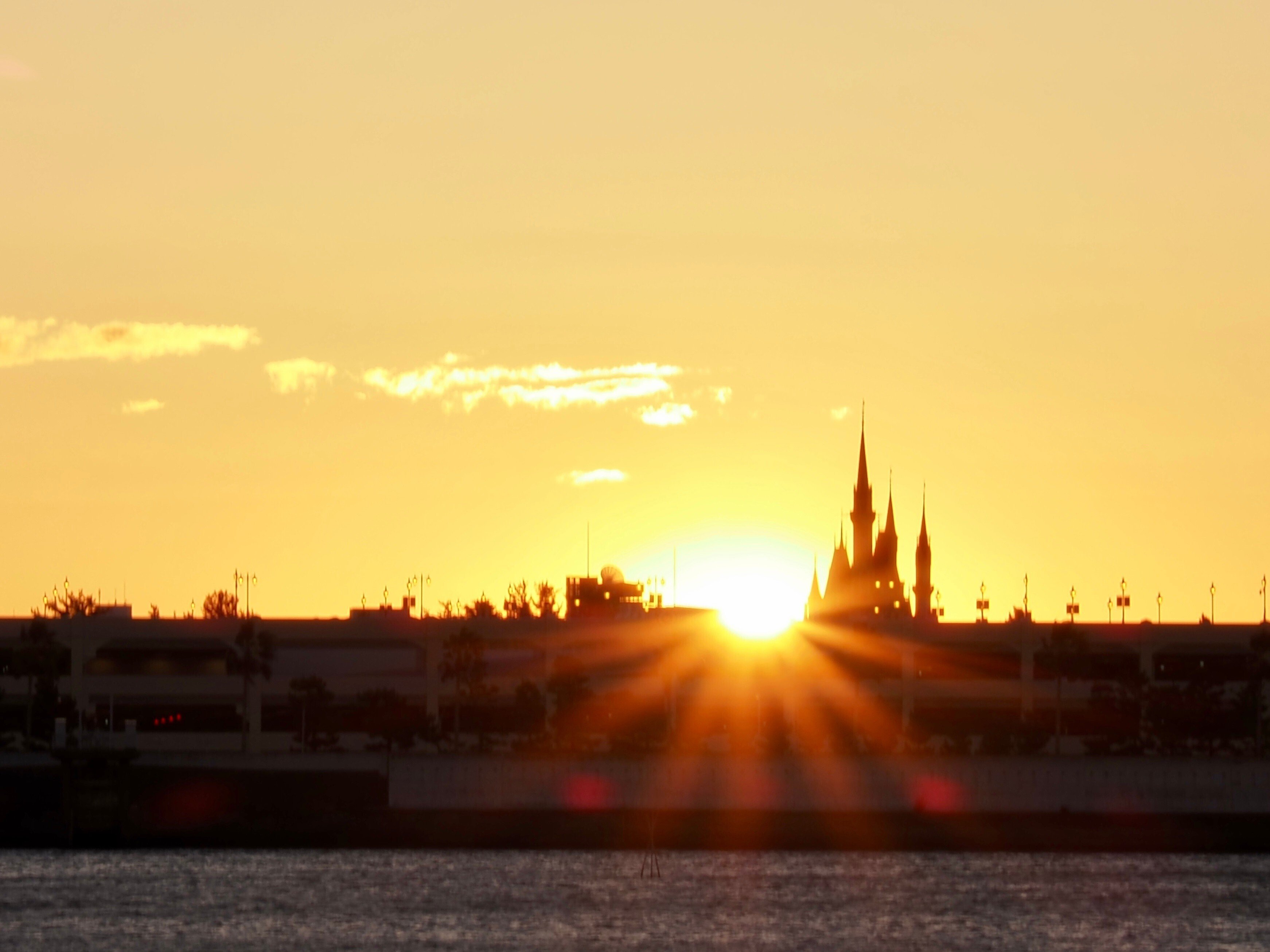 2024年初めの特別な瞬間：葛西臨海公園で迎える初日の出。シンデレラ城