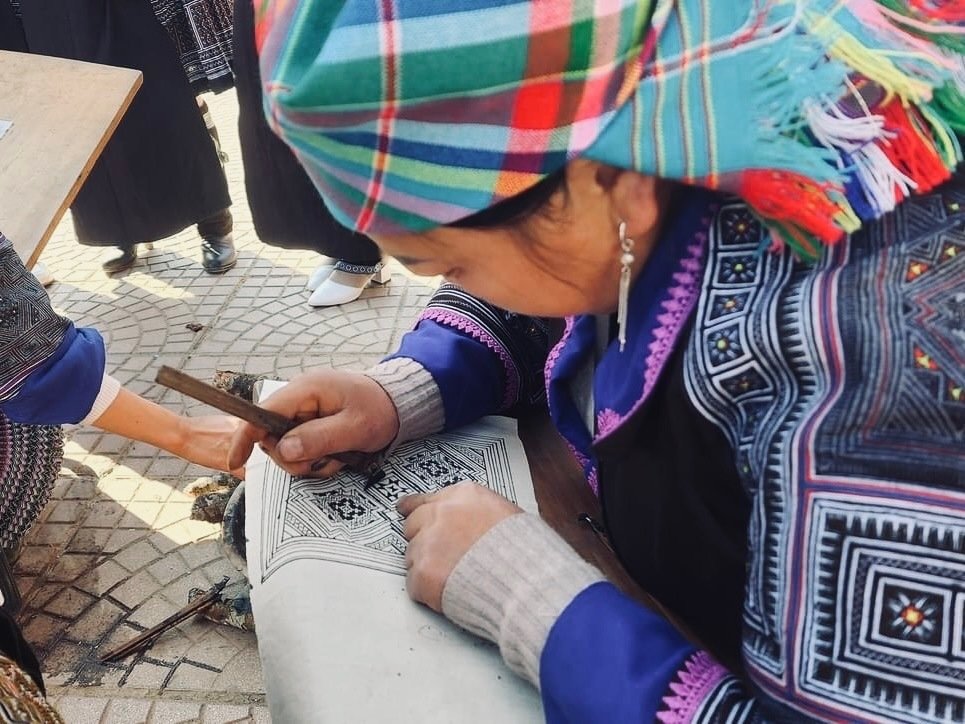 モン族の伝統文化体験『ろうけつ染め』やってみた！｜yuka