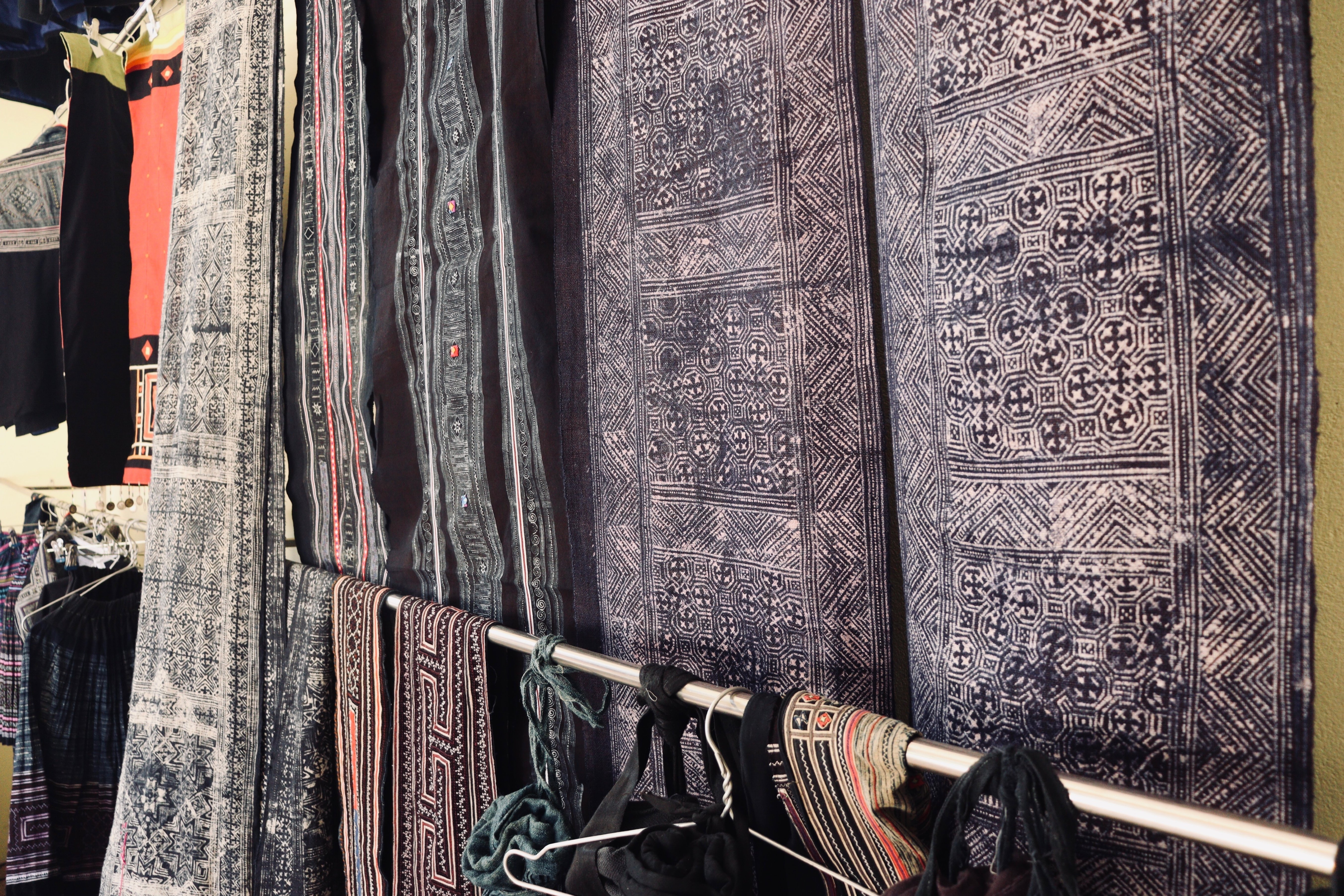 モン族の伝統文化体験『ろうけつ染め』やってみた！｜yuka