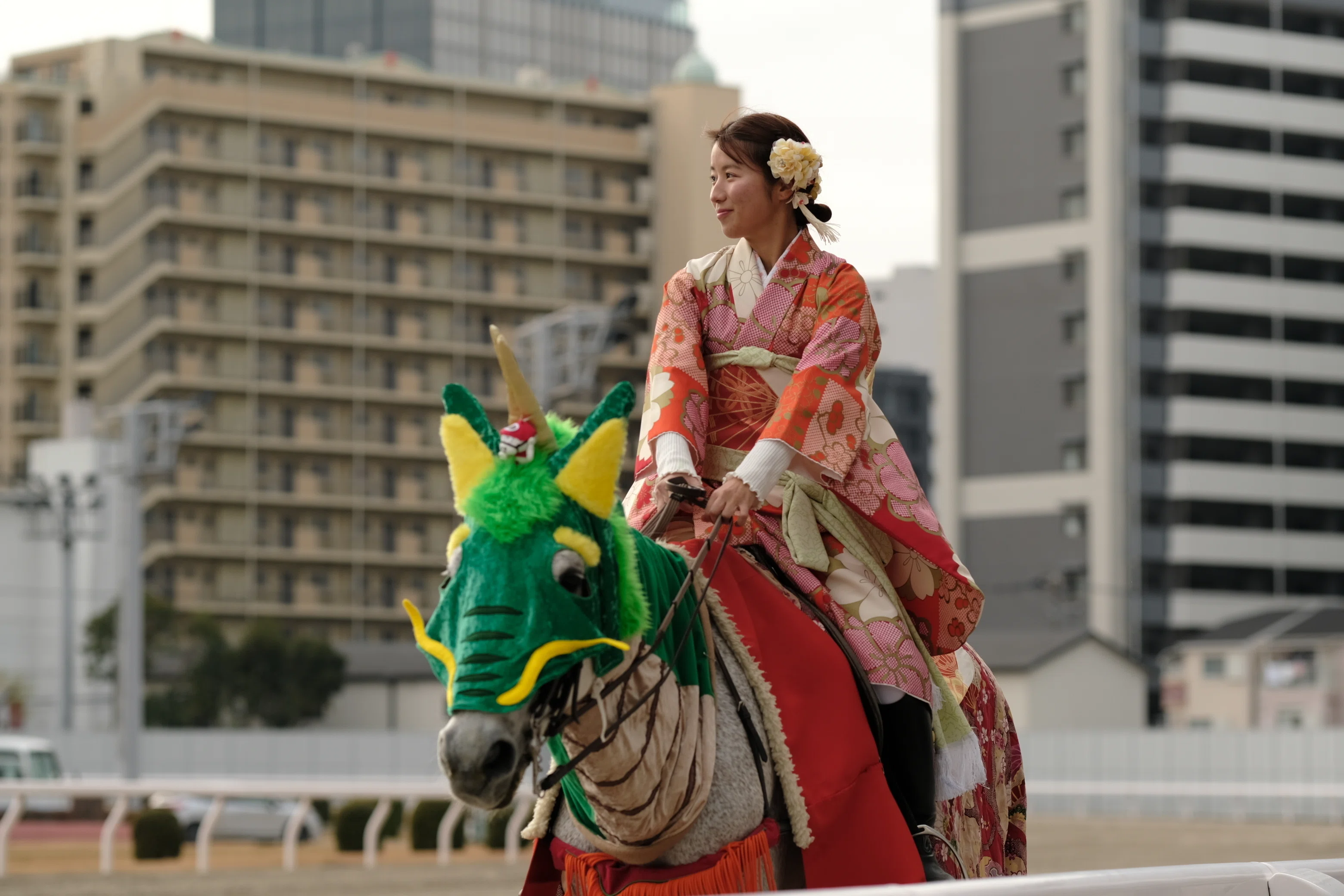 正月川崎競馬コスプレ誘導馬 2024年辰年🐲｜からぶ