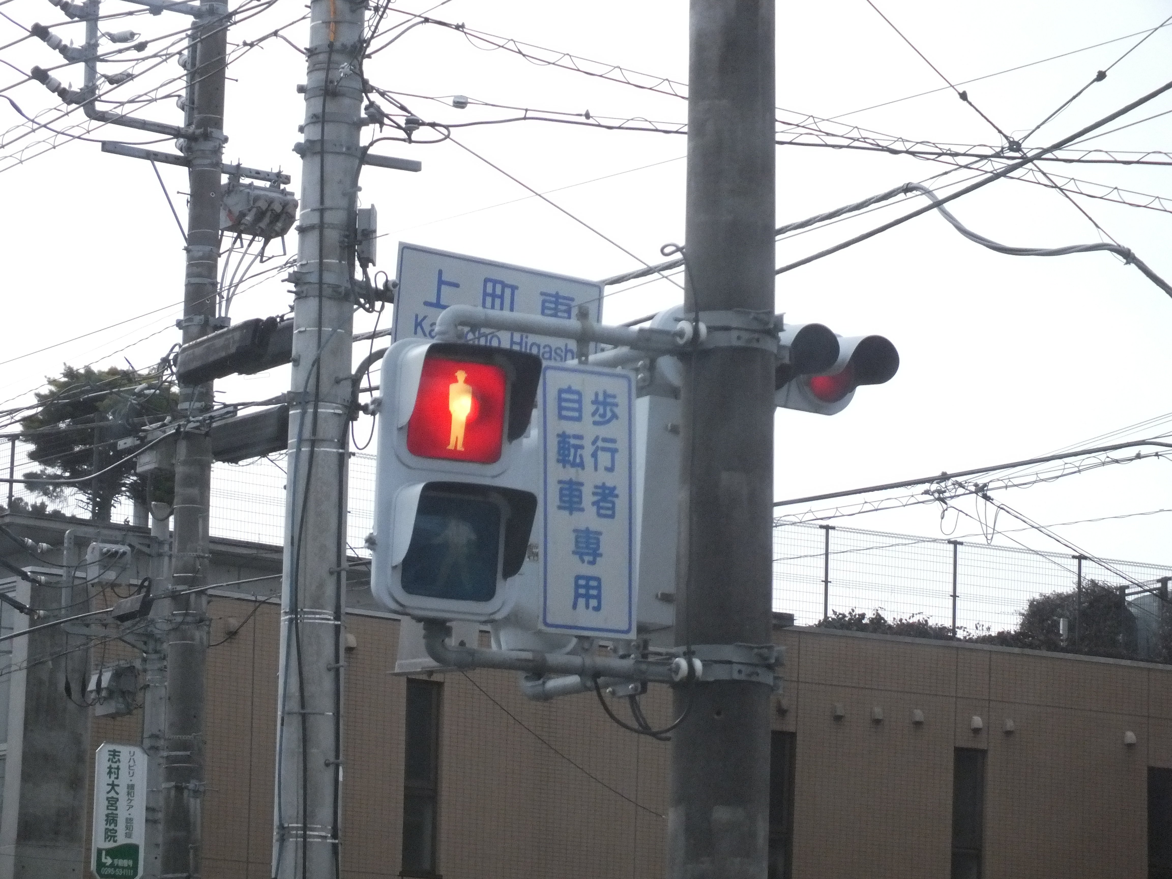 常陸大宮市下町「上町東」で撮影したオール信号電材厚型多眼レンズ