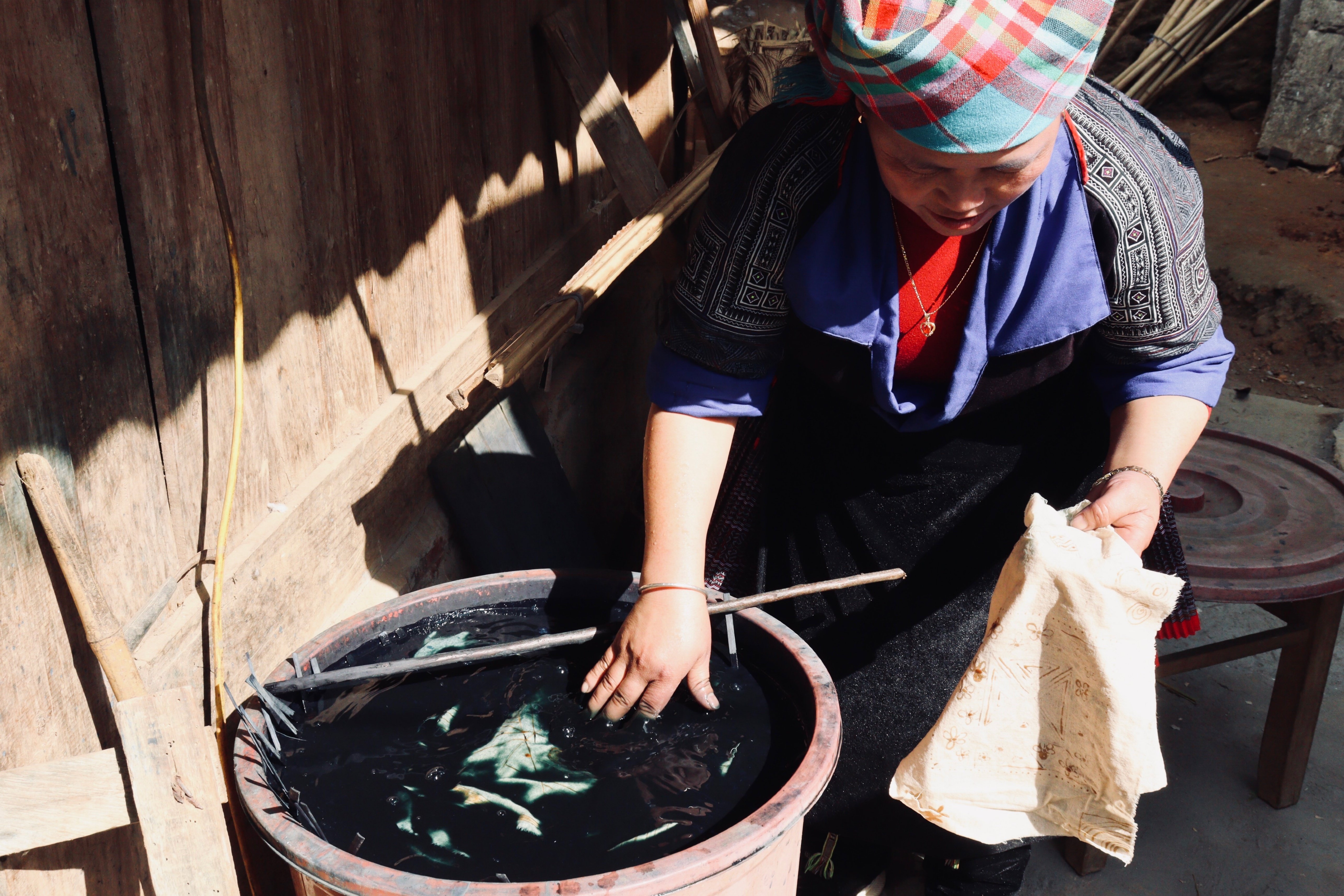 モン族の伝統文化体験『ろうけつ染め』やってみた！｜yuka