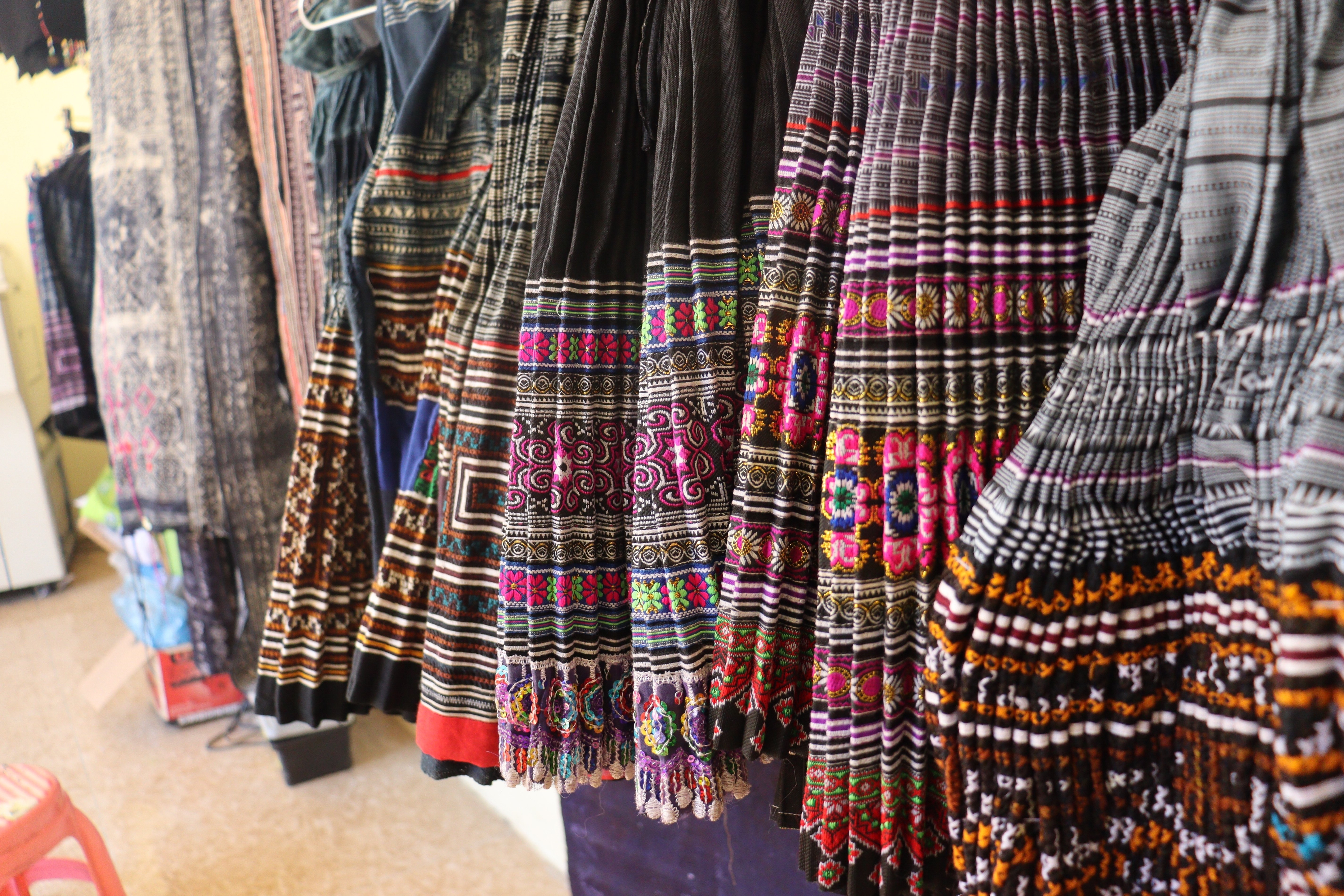 モン族の伝統文化体験『ろうけつ染め』やってみた！｜yuka