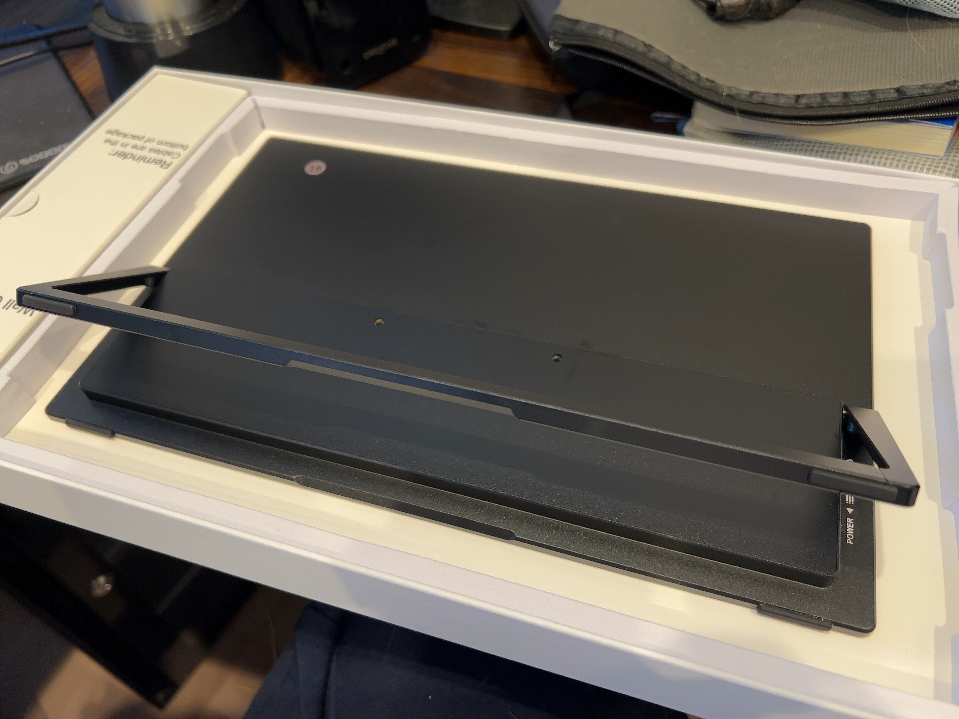 モバイルモニターを新調しました~。常に2画面で外での作業を モバイルモニターを新調しました~。常に2画面で外での作業を