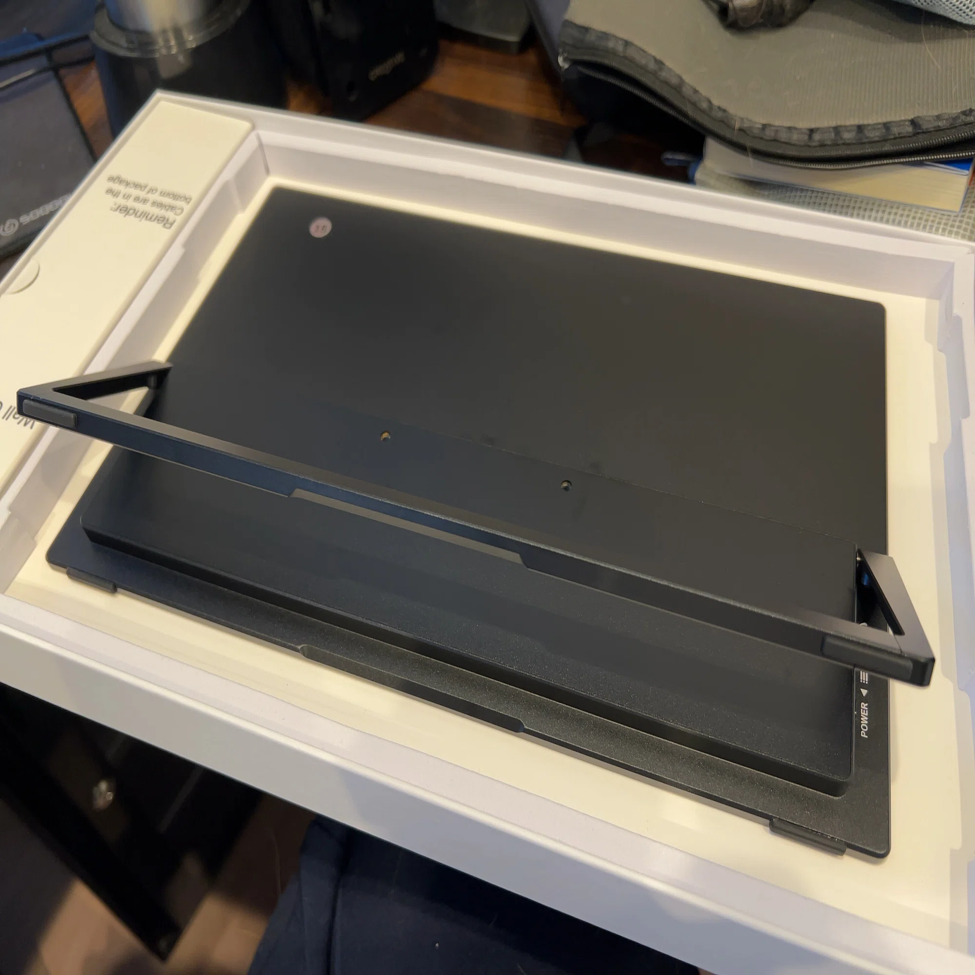 モバイルモニターを新調しました～。常に2画面で外での作業を効率化 