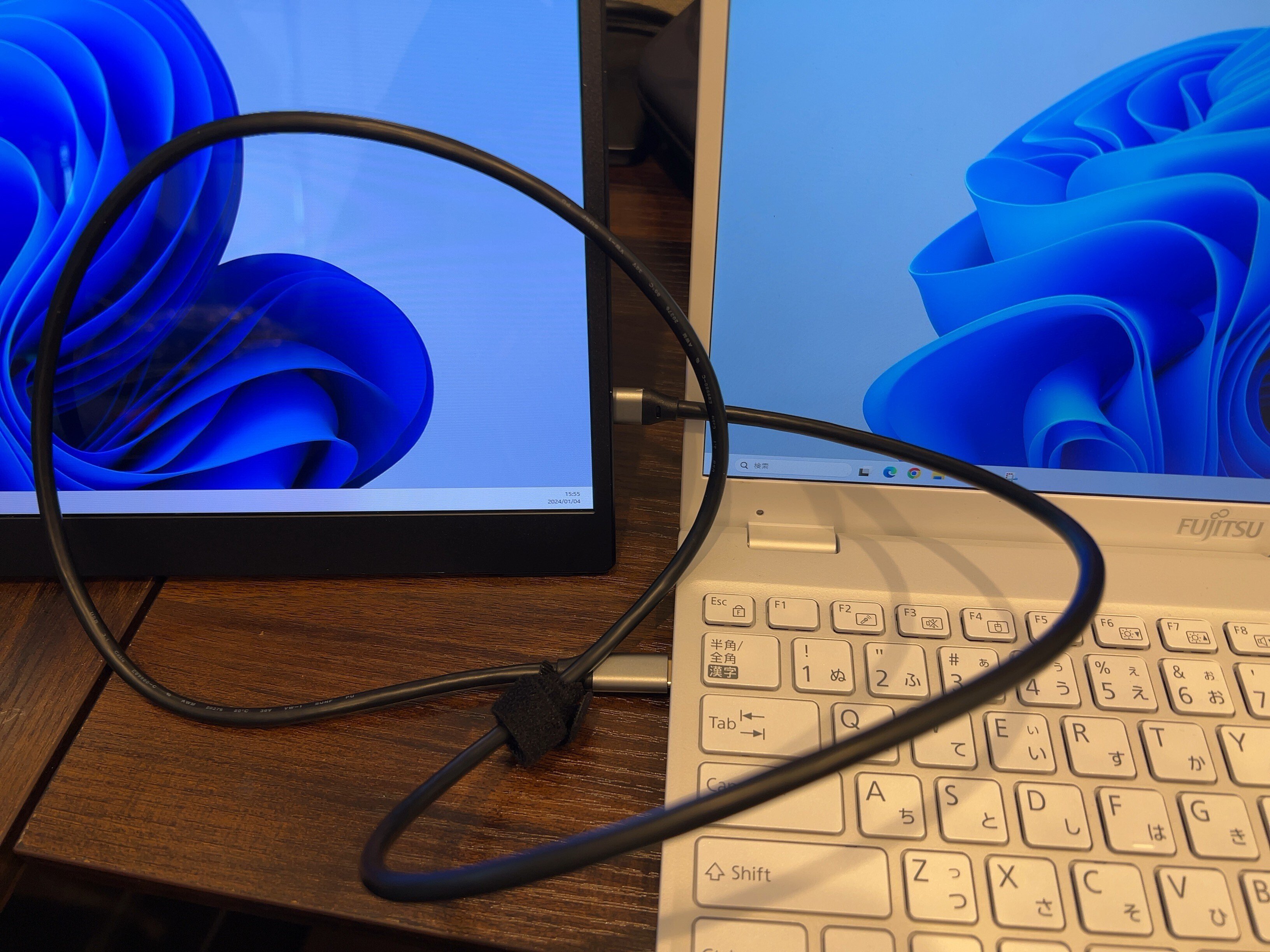 モバイルモニターを新調しました～。常に2画面で外での作業を