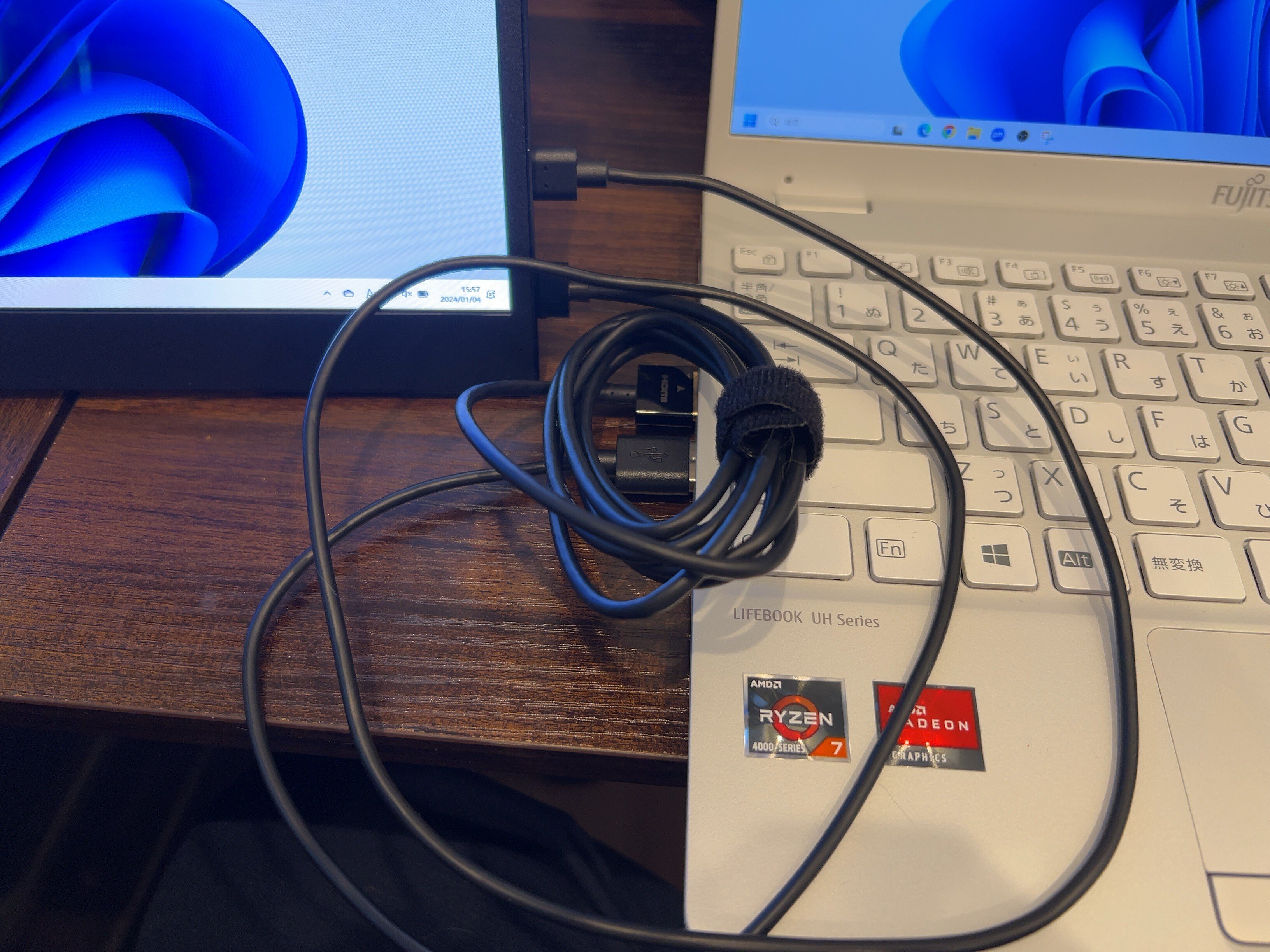 モバイルモニターを新調しました～。常に2画面で外での作業を