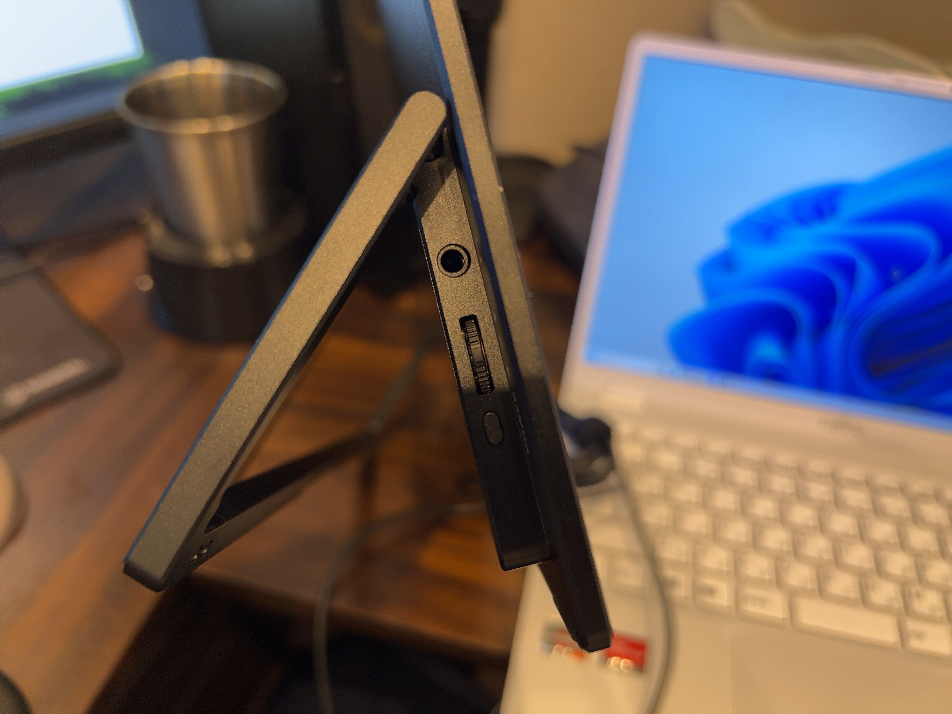 モバイルモニターを新調しました~。常に2画面で外での作業を モバイルモニターを新調しました~。常に2画面で外での作業を