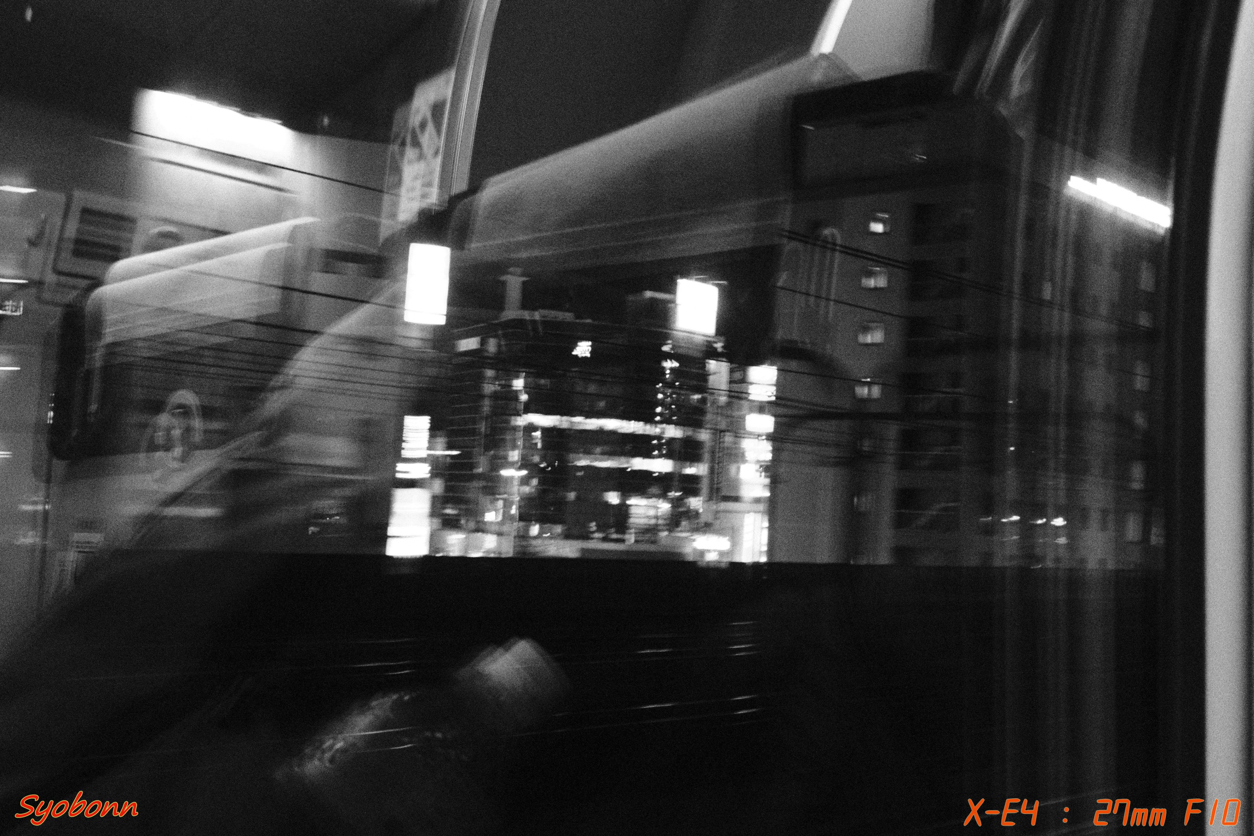 グリーン車の車窓をX-E4のモノクロで切り取る #058_2401｜(´・ω・｀)