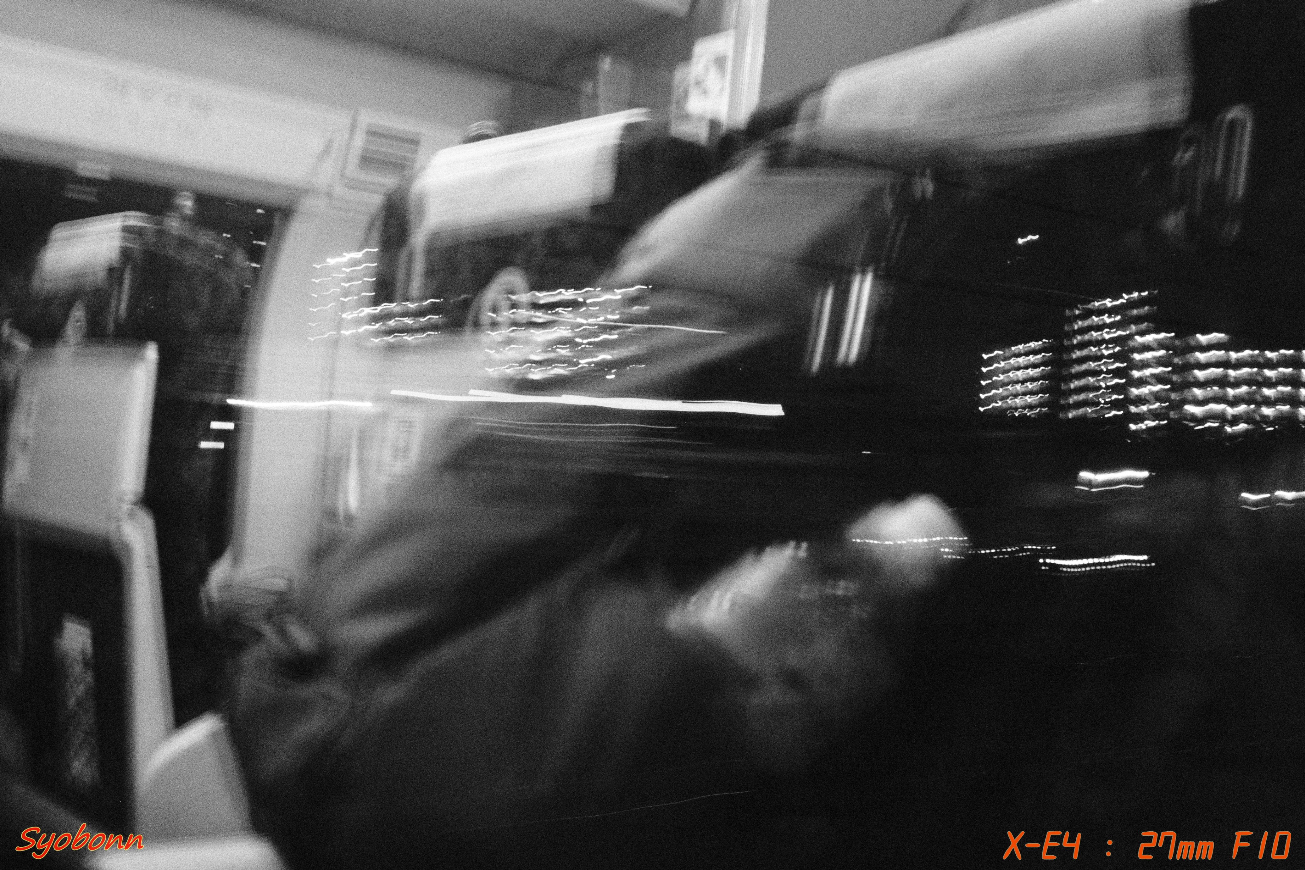 グリーン車の車窓をX-E4のモノクロで切り取る #058_2401｜(´・ω・｀)