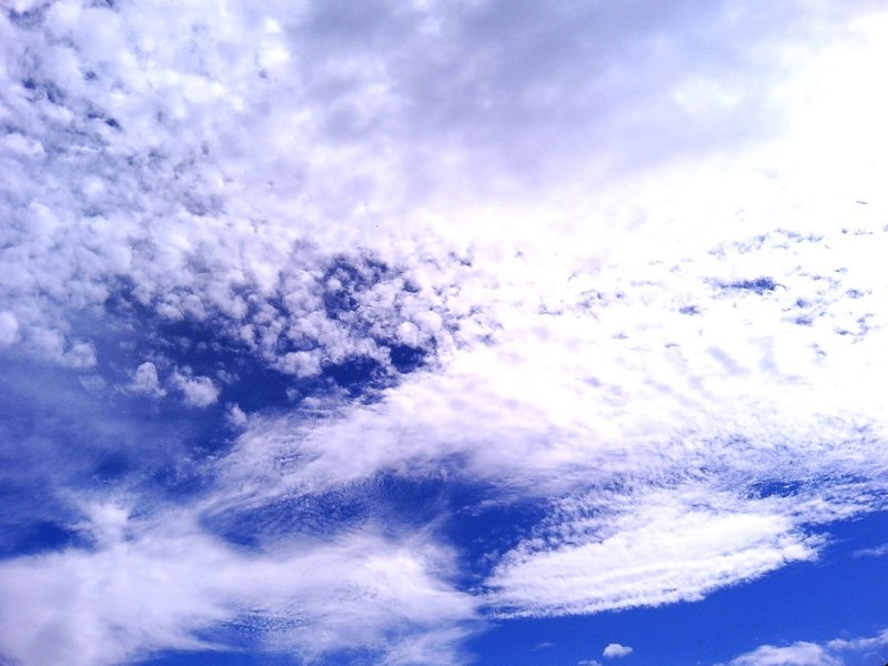 雲の名前　「空の名前」という写真本がありますが、その本が出版される数年前から携帯などで雲の写真を撮っていました。雲のネーミングはなかなか難しいものですが、とりあえず「ＵＦＯ」とでも…