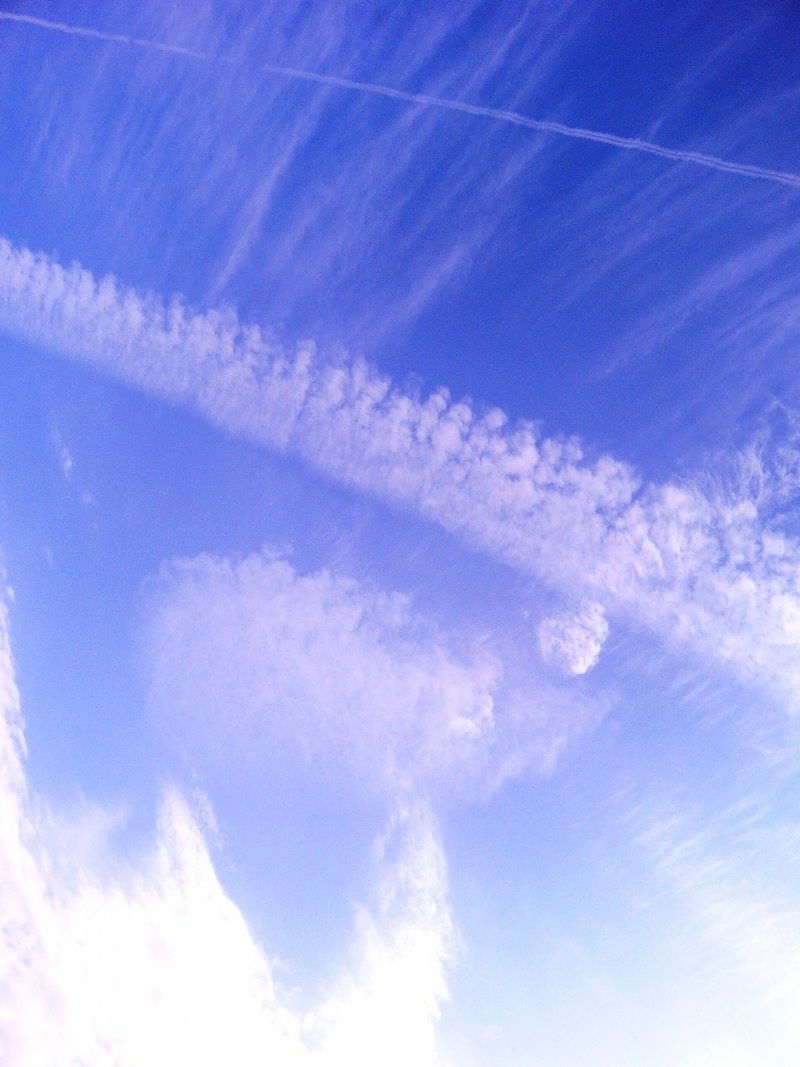 飛行　「ひこうき雲」と言えば、松任谷由実の名曲ですが、時に、こんな飛行の軌跡（航跡雲）もあります。コントレイル＝結露の足跡