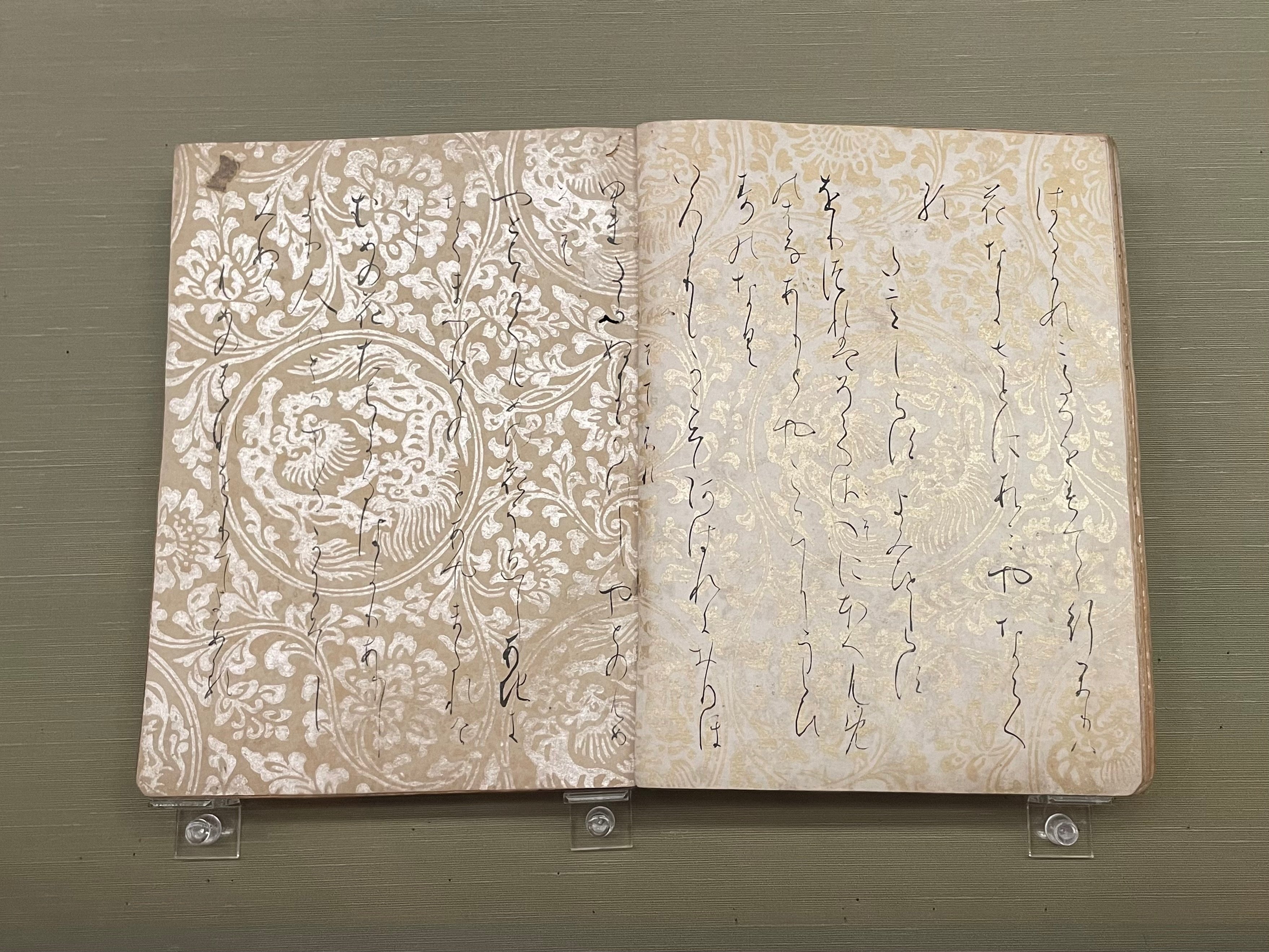 さらさらぁ〜っと書かれた平安にょろ字が心地よい国宝《古今 さらさらぁ〜っと書かれた平安にょろ字が心地よい国宝《古今