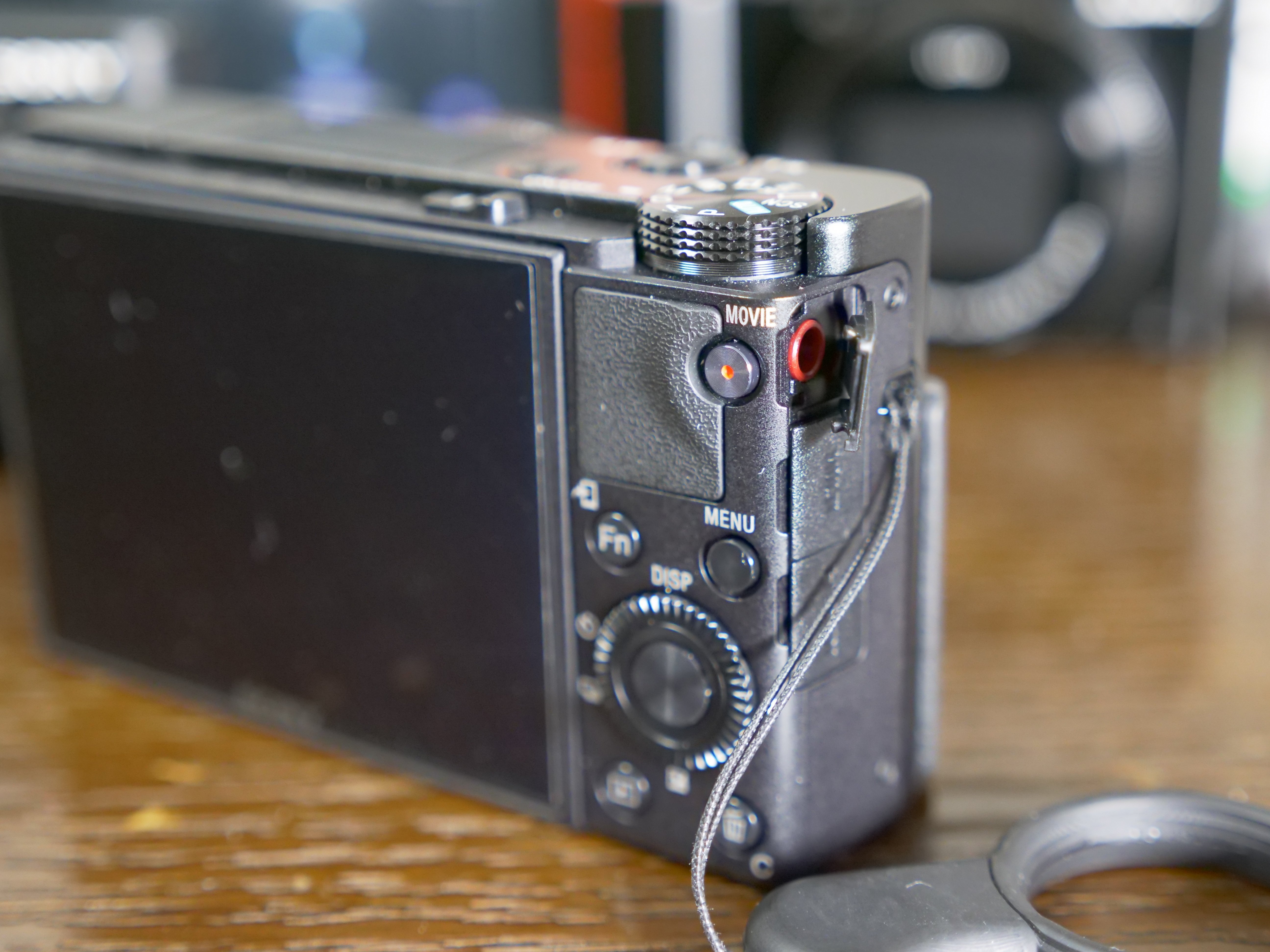 購入ログ】もうこの後継は出ないのかなぁ RX100M7 レビュー｜物欲