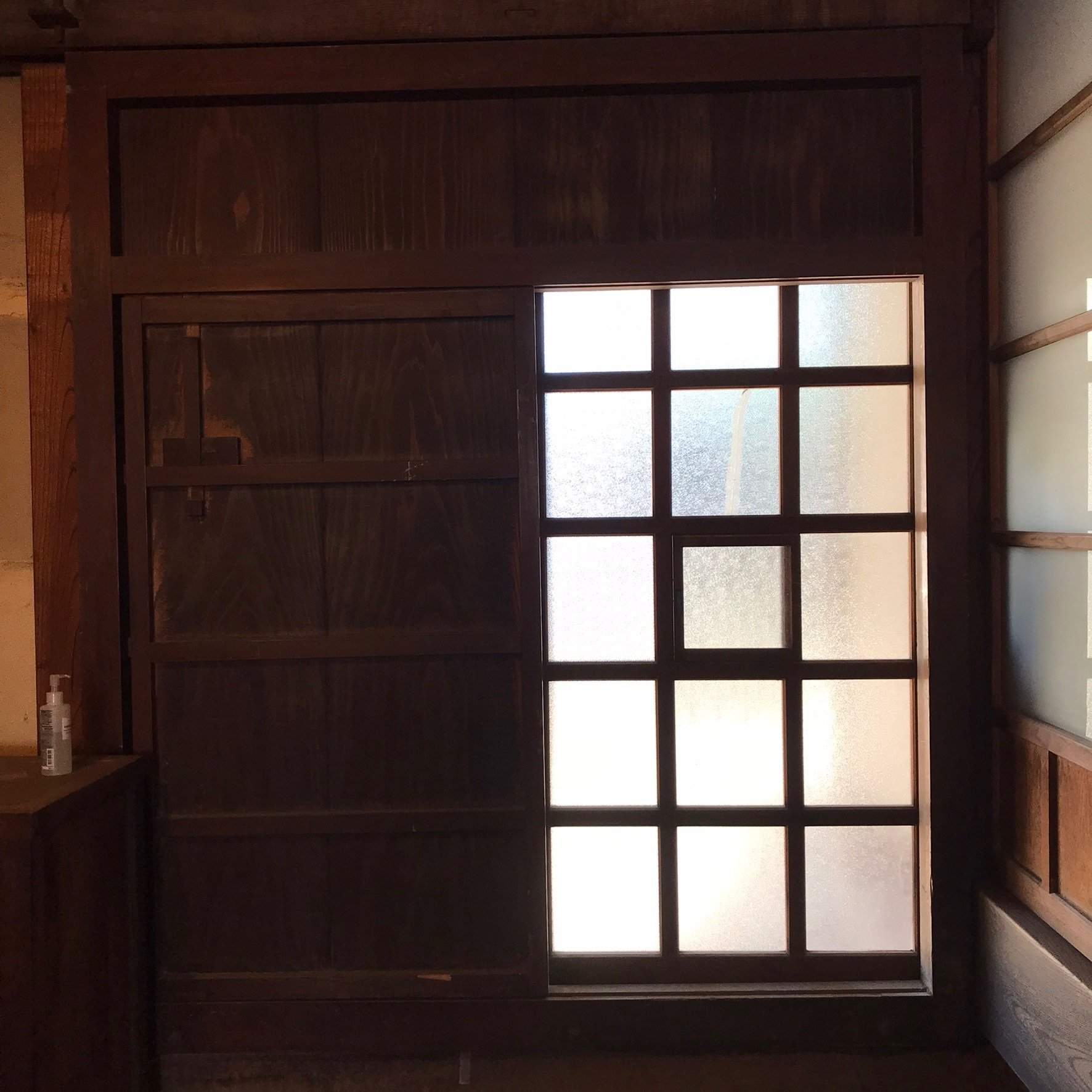 築115年の古民家のつくり」③どうやって開けるの？カラクリ玄関戸｜SOY