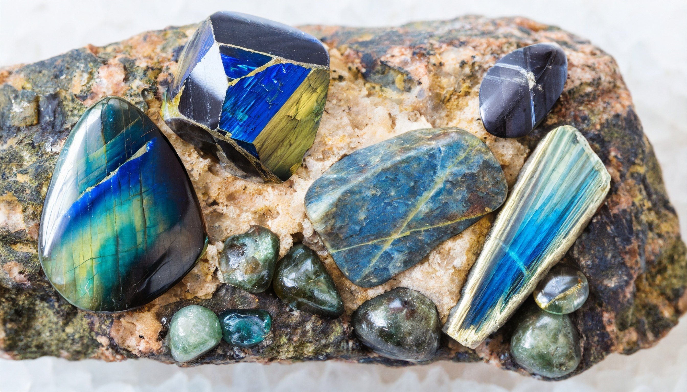 1月11日【ラブラドライト / ヘマタイト】｜AZ STYLE -美容-