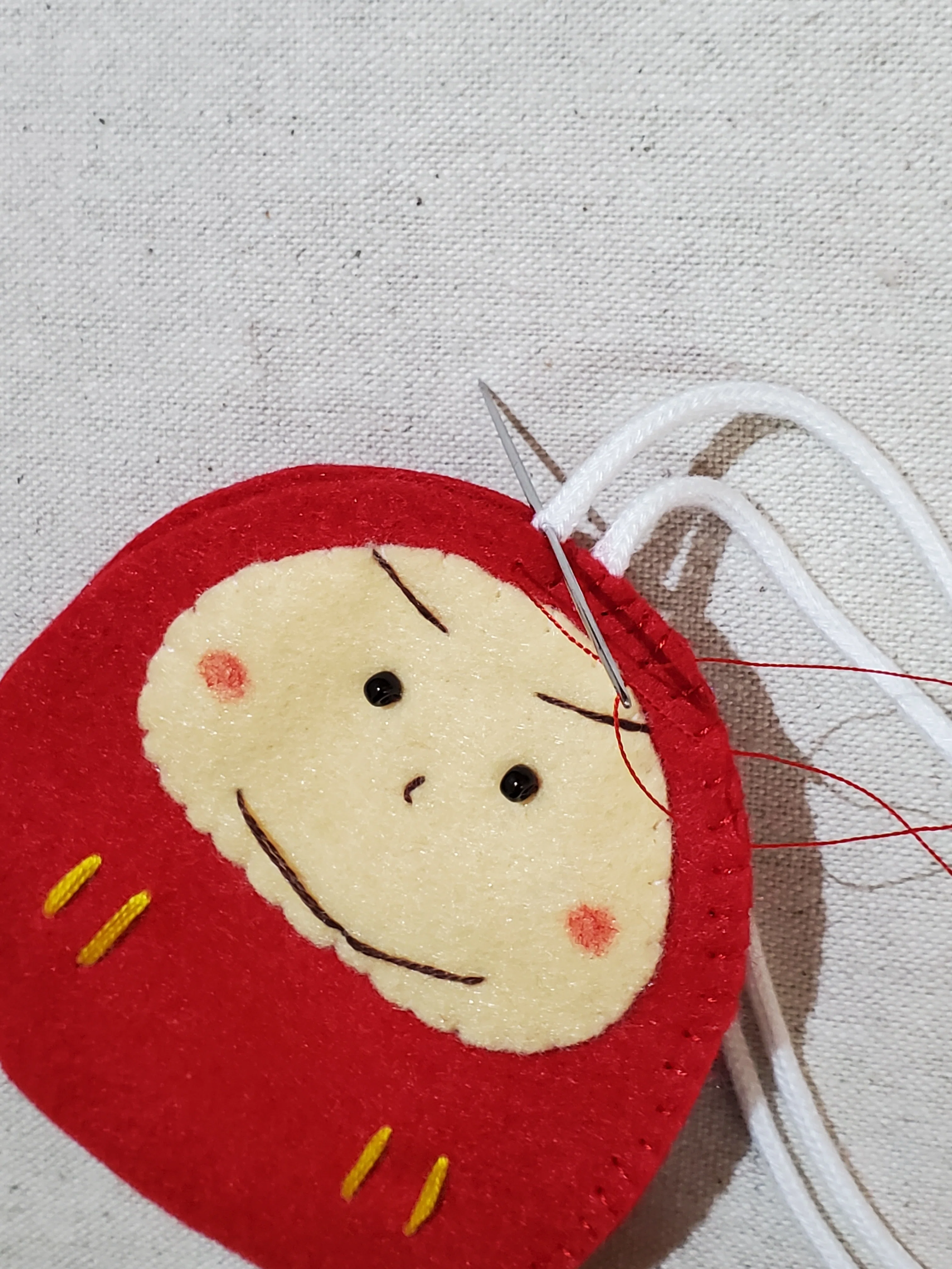 さぁちくちく作ってみよう～私のだるまさんお守りの作り方～｜コットン