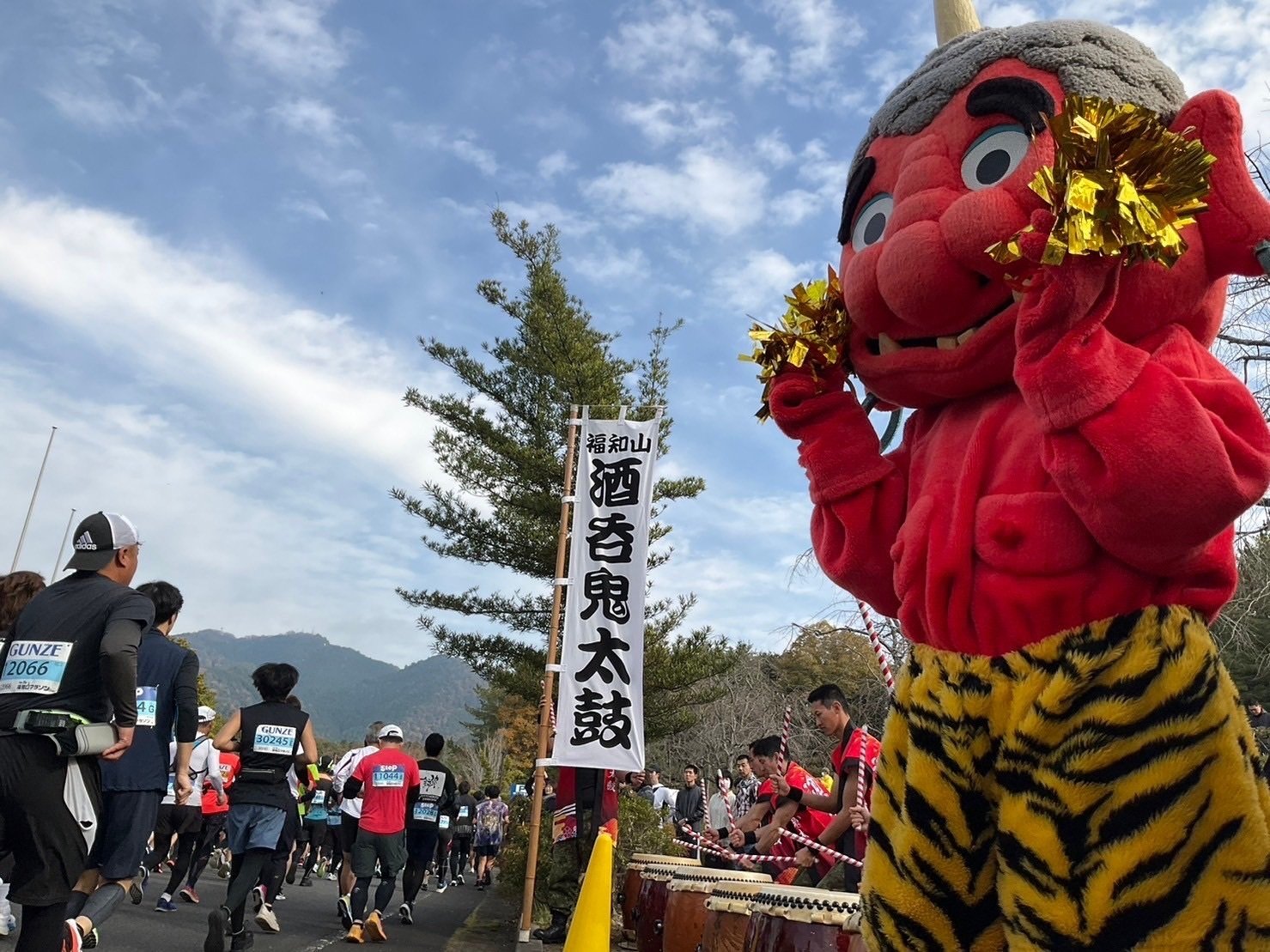 鬼のお面をつけた高校生たちが現れた！【福知山マラソン】｜noteふくち