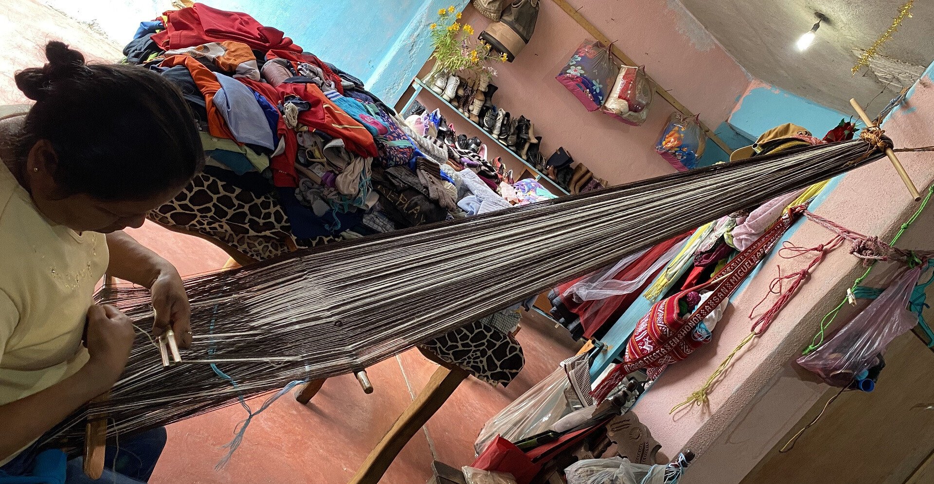 パッツクアロ、プレぺチャ伝統 手織り品を腰機（こしばた）で織る