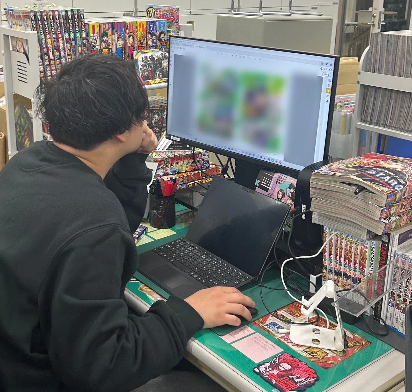 サイキョ―の二刀流編集部からVサイン！｜集英社採用担当