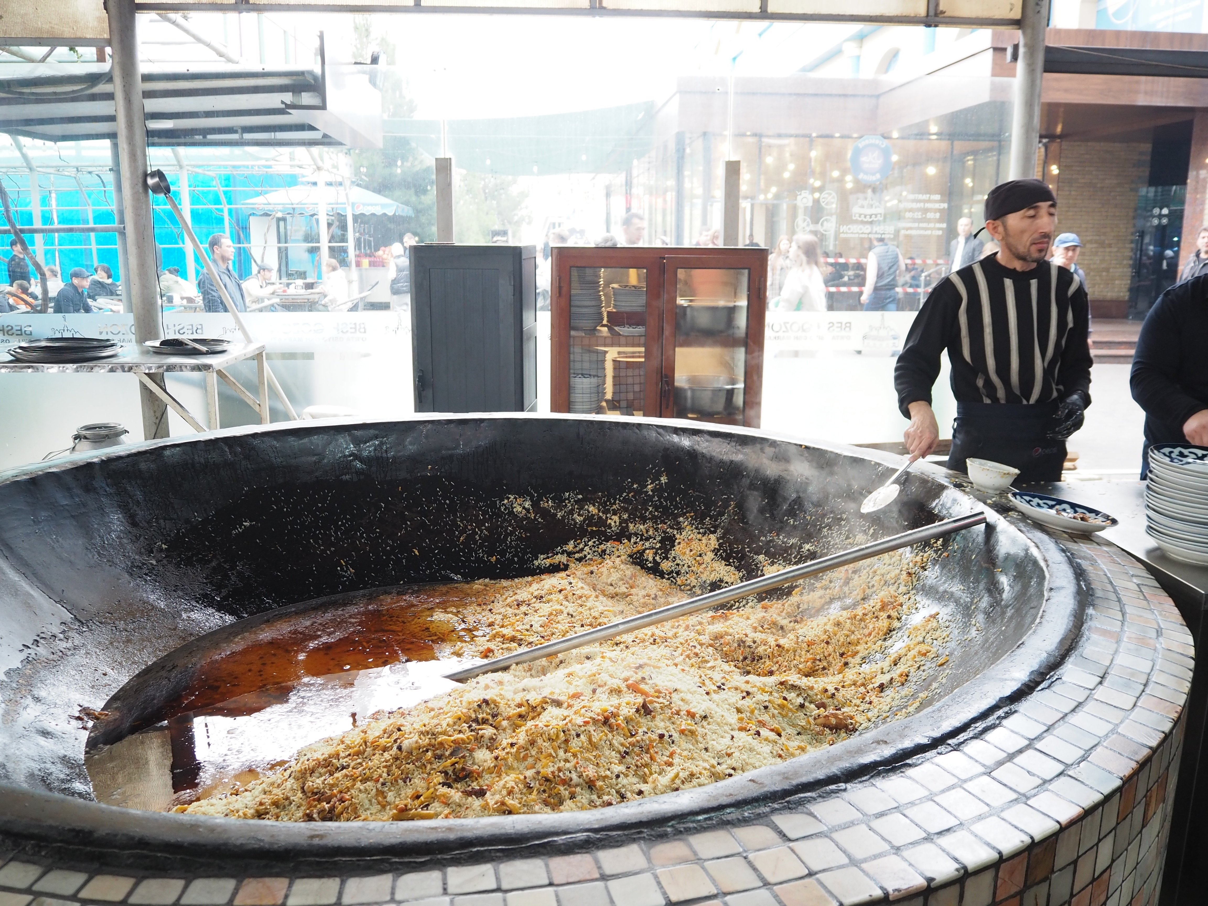 レストラン＠プロフ必読 ウズベキスタン】いざ聖地プロフ・センターへ 25日目｜Tabinosora